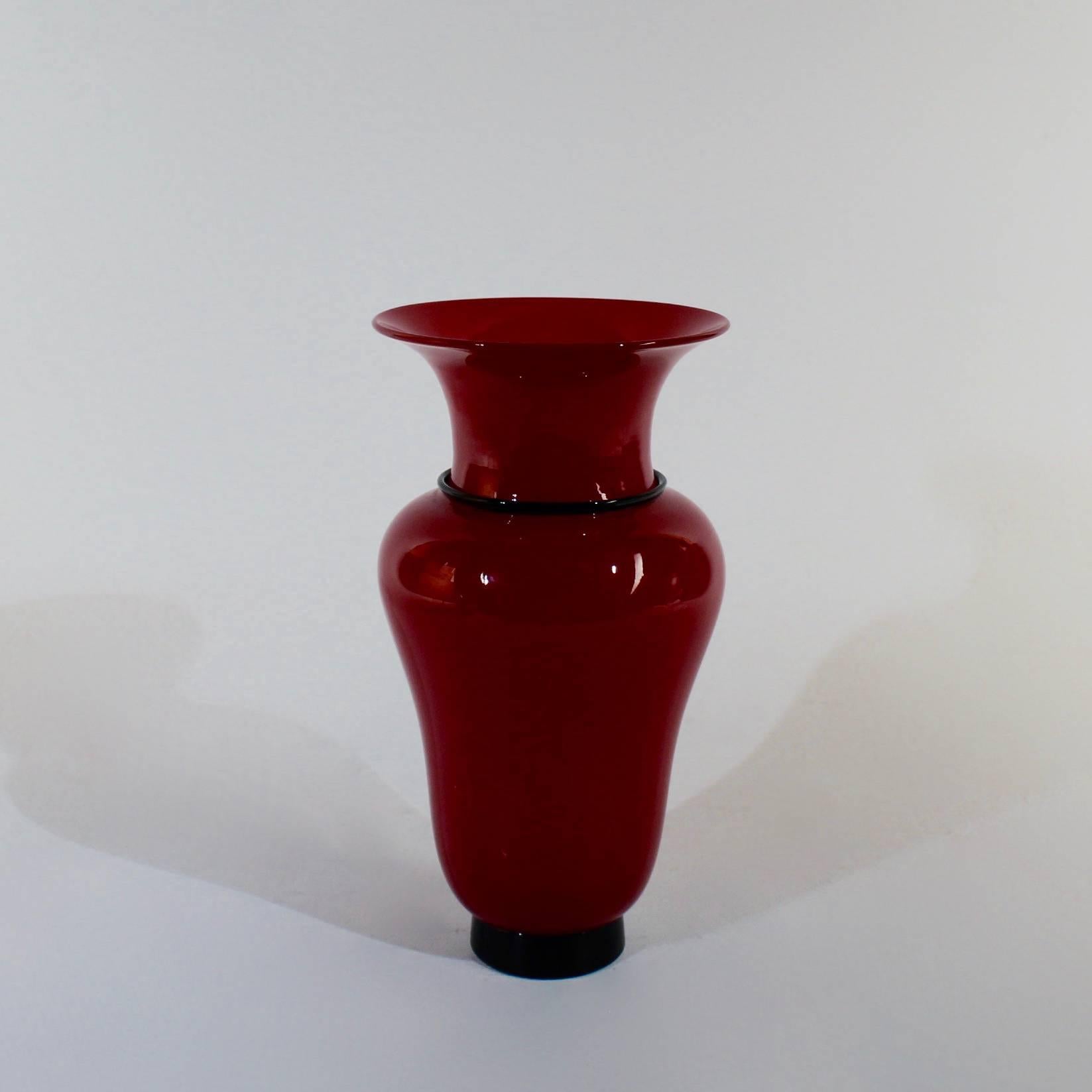 Un raro vaso in vetro Rosa e Negro modello numero 3321 di Tomaso Buzzi per Venini. 

Anni '50 o '60.

Senza segno. (Probabilmente in origine recava un adesivo di fabbrica).

La base presenta un segno di pontatura grossolano e sono visibili alcune