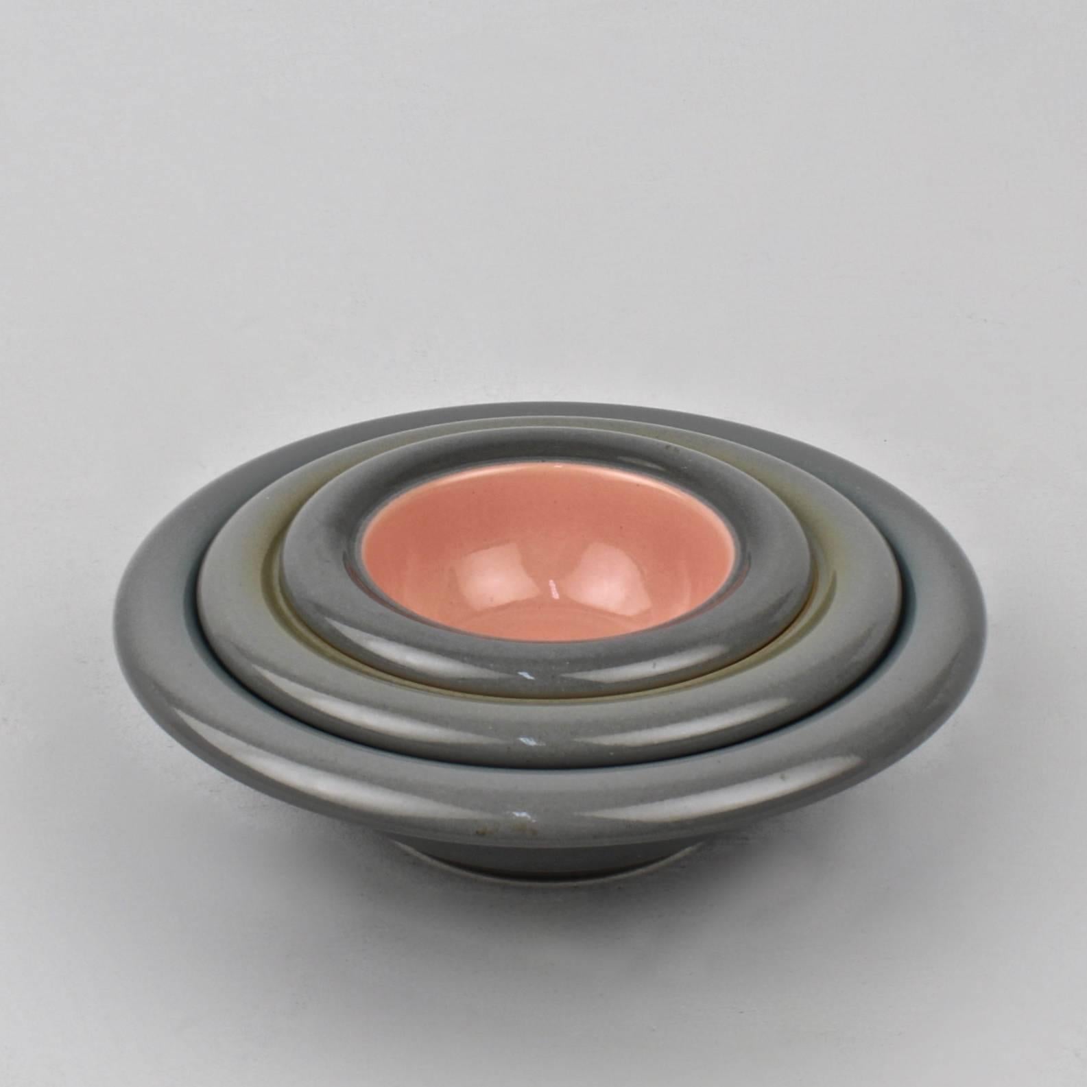 Ensemble de trois bols en poterie empilables. Conçu par Franco Bucci pour le Laboratorio Pesaro. Retaillé par Nieman Marcus. 

Turquoise, jaune et rose sur fond gris.

Diamètres des coupes : environ 9 3/4 po, environ 7 3/4 po, environ 6