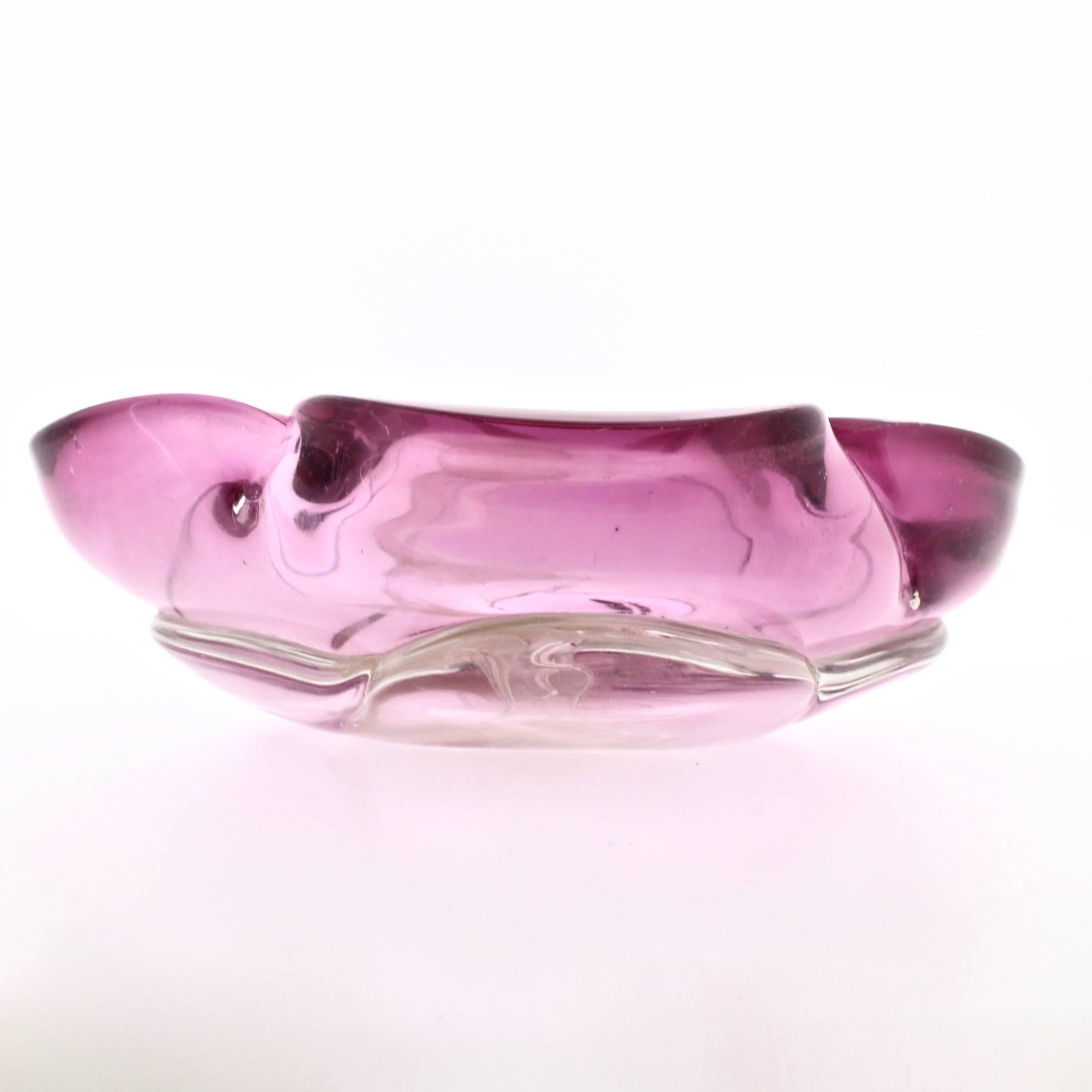 Aquarium ou bocal à poissons par Barbini.

Poisson en verre transparent, moucheté d'or et bordé de rose ou de violet clair.
(Sur bon nombre de nos images, l'intérieur se lit en rose, mais il est résolument clair avec une bordure rose ou violette