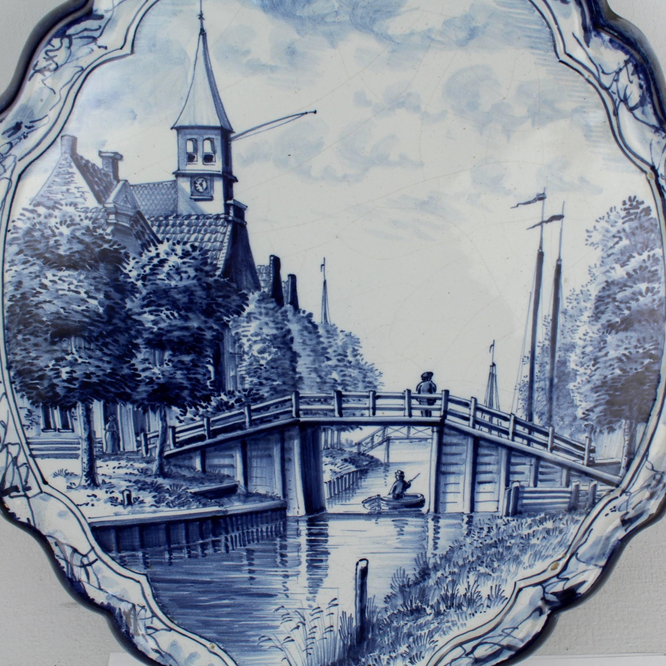 Antike blau-weiße holländische Delfter Keramik-Wandtafel mit Canal-Szene (Barock) im Angebot