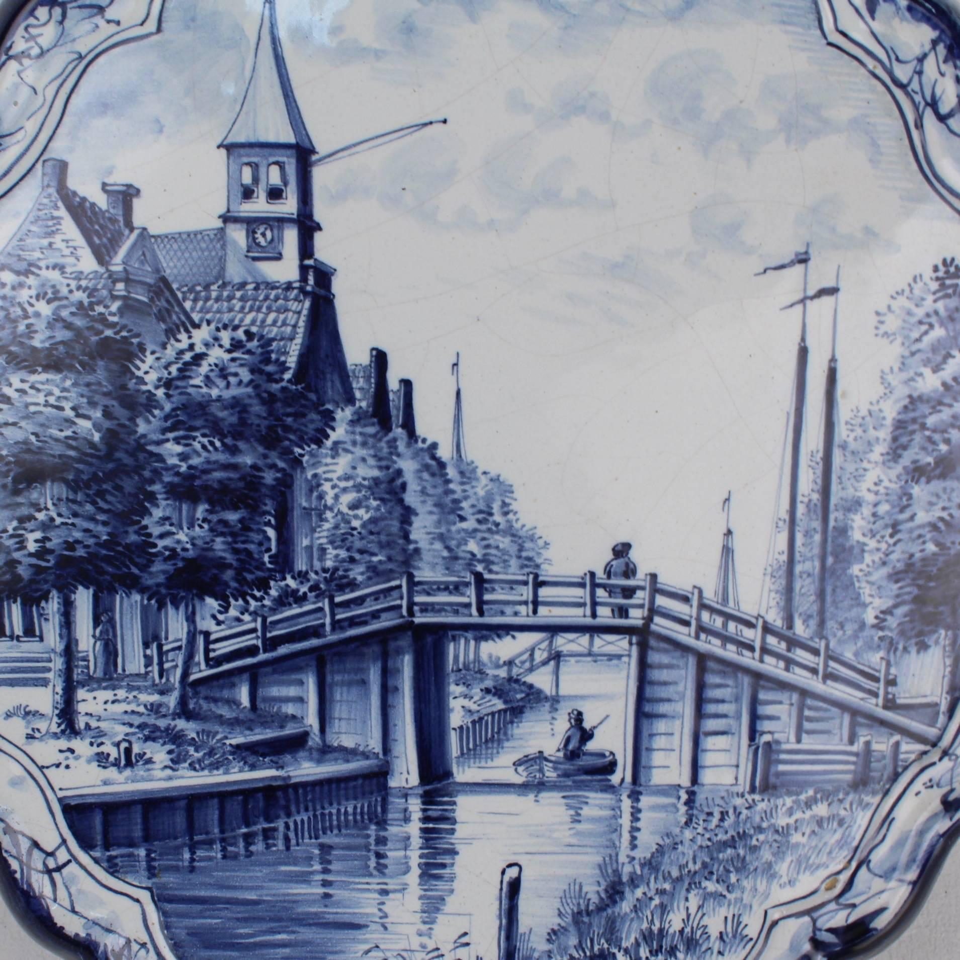 Antike blau-weiße holländische Delfter Keramik-Wandtafel mit Canal-Szene (Niederländisch) im Angebot