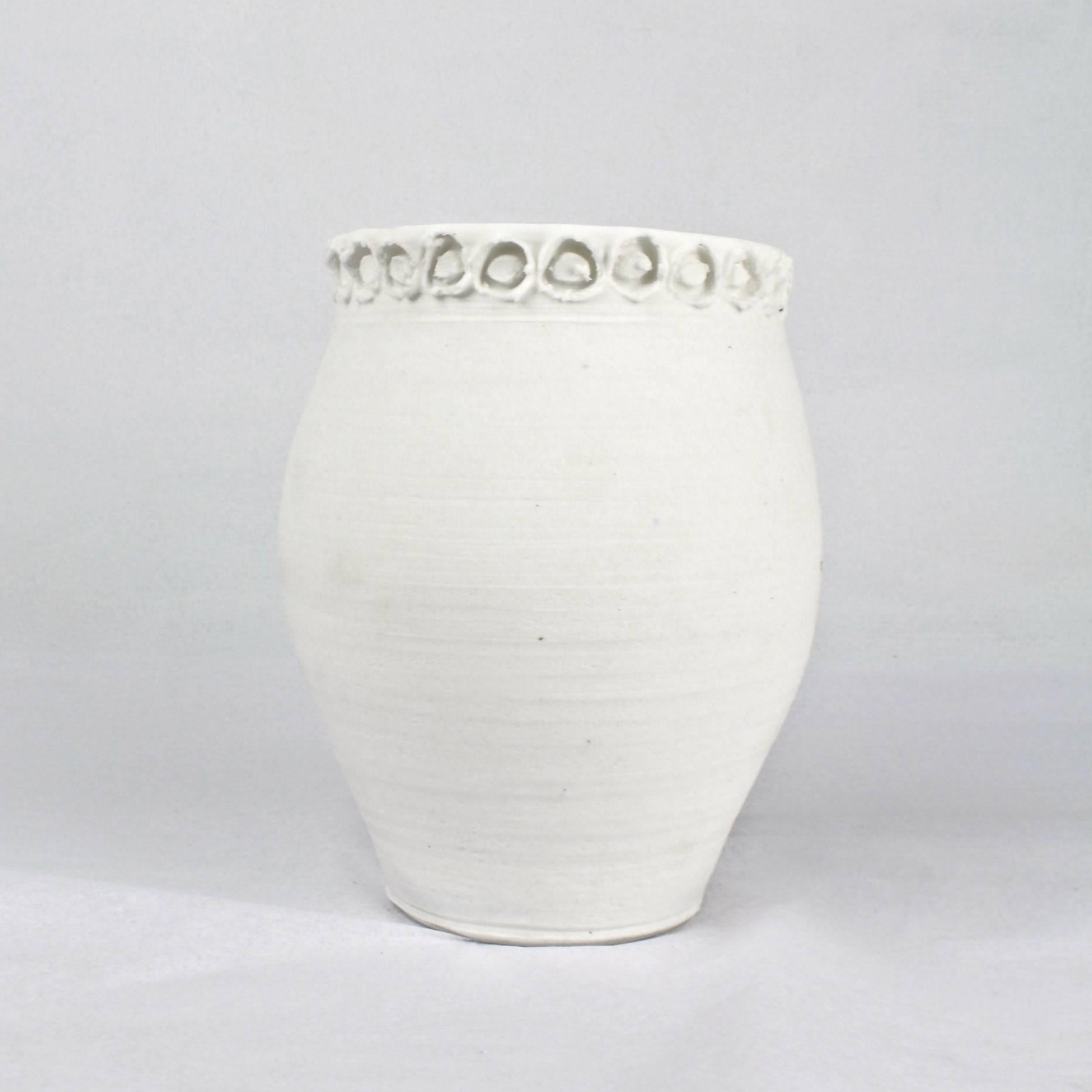 A rare light gather covered vessel or jar by Rudy Staffel (1911-2002), 20th century.

Rudolf (or Rudy) Staffel was an important 20th century American ceramicist.

His work gained it's widest recognition for his unglazed translucent porcelain