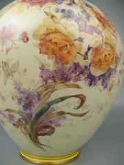 Très grand vase de cabinet en porcelaine Royal Crown Derby peint à la main et à fond jaune