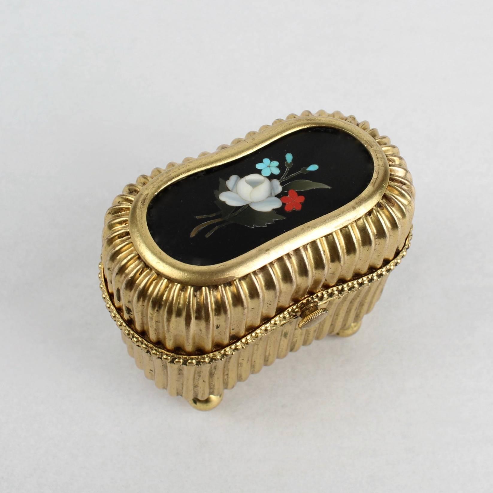 Una superba piccola cassettiera vittoriana dorata con una placca in Pietra Dura sulla parte superiore.

Conserva una nota (strappata) con una dedica datata 1876.

Lunghezza: circa 3 pollici.

Gli articoli acquistati da David Sterner Antiques