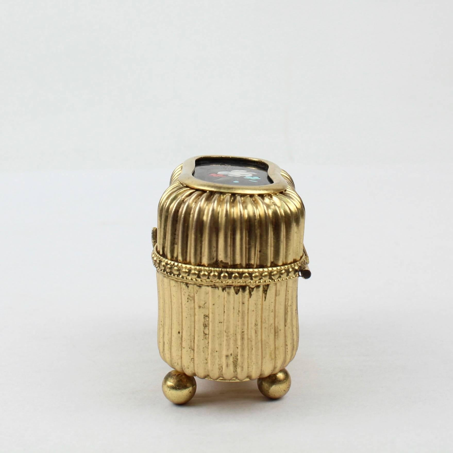 Italiano Piccola cassettiera o scatola degli anelli vittoriana in metallo dorato con placca in pietra dura in vendita
