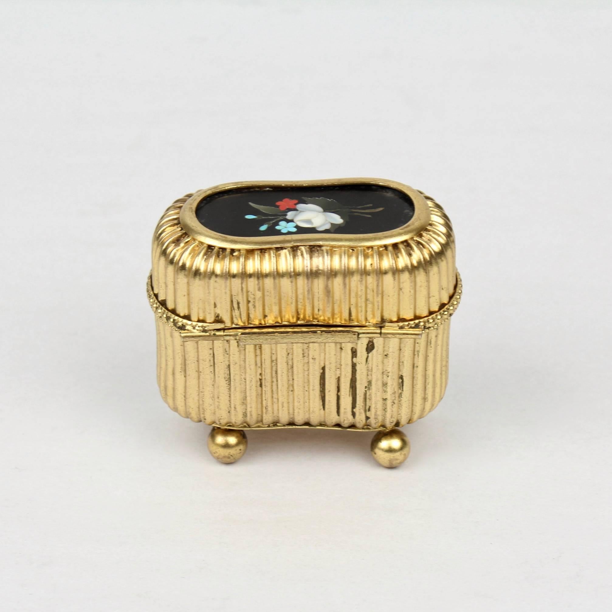 Belle Époque Piccola cassettiera o scatola degli anelli vittoriana in metallo dorato con placca in pietra dura in vendita