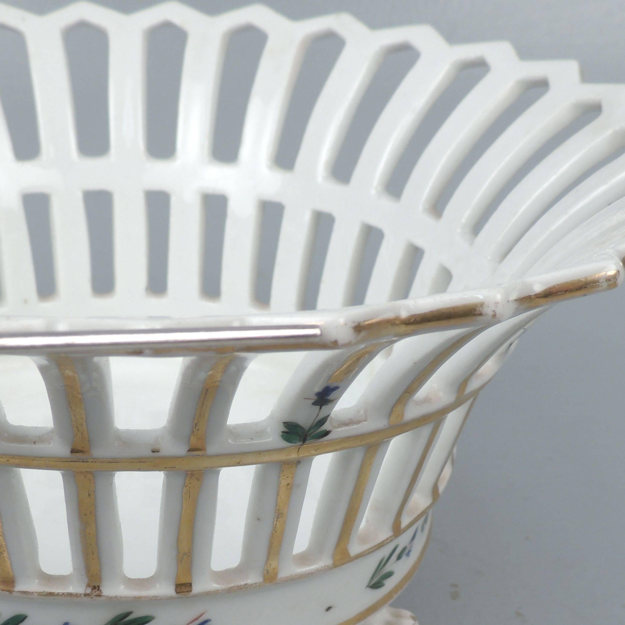 Rare Pair of Tucker & Hemphill American Porcelain Reticulated Fruit Baskets In Good Condition In Philadelphia, PA