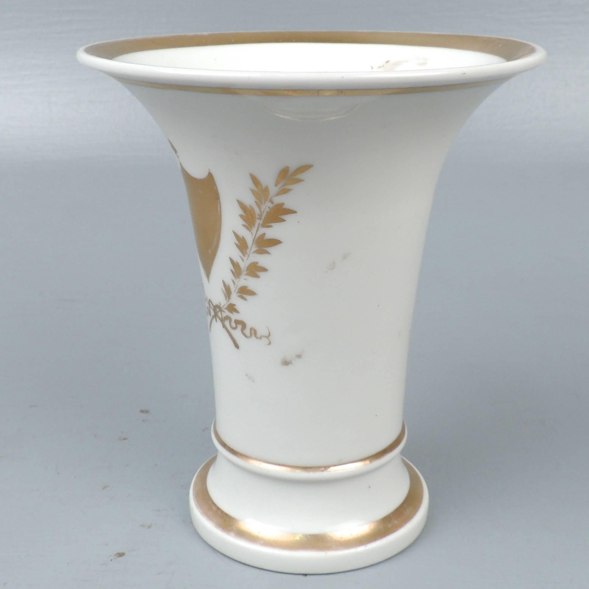 Classique américain Rare vase trompette en porcelaine américaine Tucker et Hemphill du 19ème siècle, années 1830 en vente
