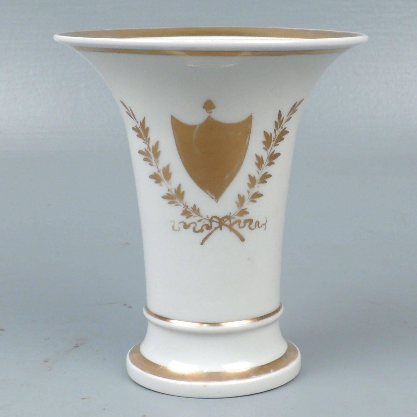 Rare 19th Century Tucker and Hemphill American Porcelain Trumpet Vase, 1830s In Good Condition For Sale In Philadelphia, PA