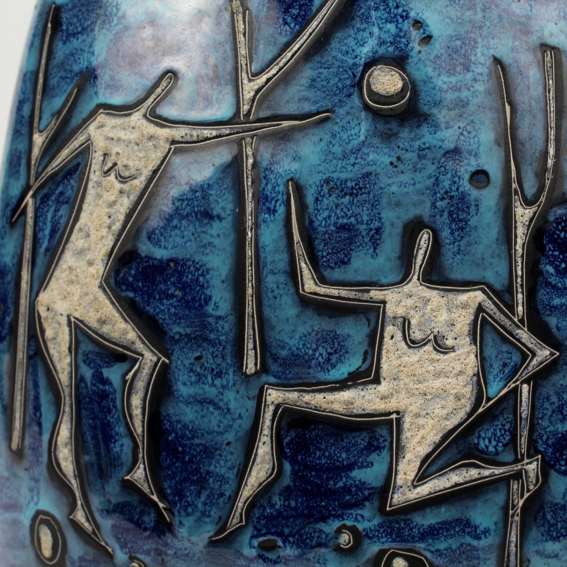 Eine fantastische Vase aus italienischer Keramik der Moderne von Gianni Tosin.

Mit gesprenkelter blauer Glasur im Gambone-Stil und erhabenem cremefarbenem 