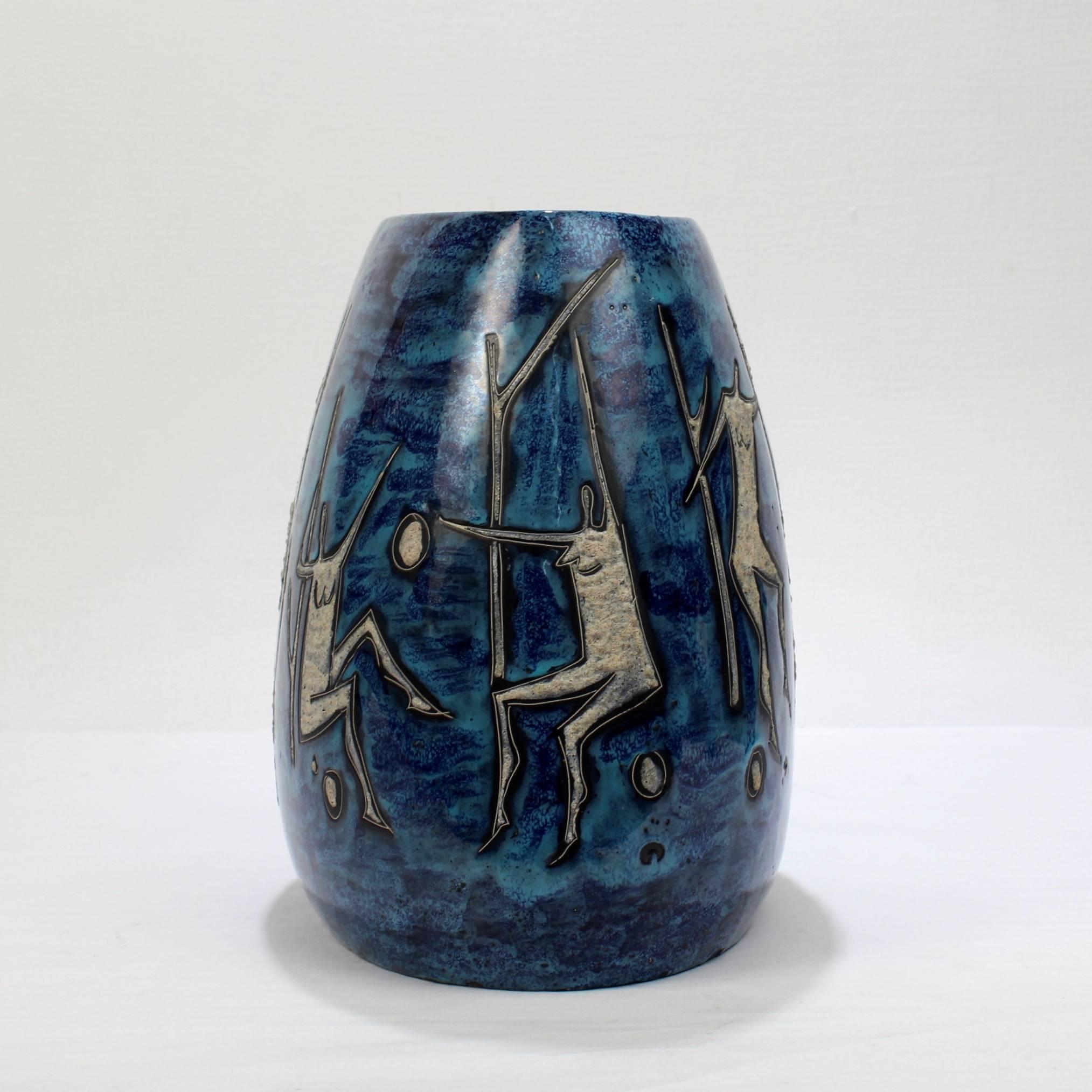 Vase italien de poterie moderne du milieu du siècle dernier de Gianni Tosin lave et glaçure bleue Bon état - En vente à Philadelphia, PA