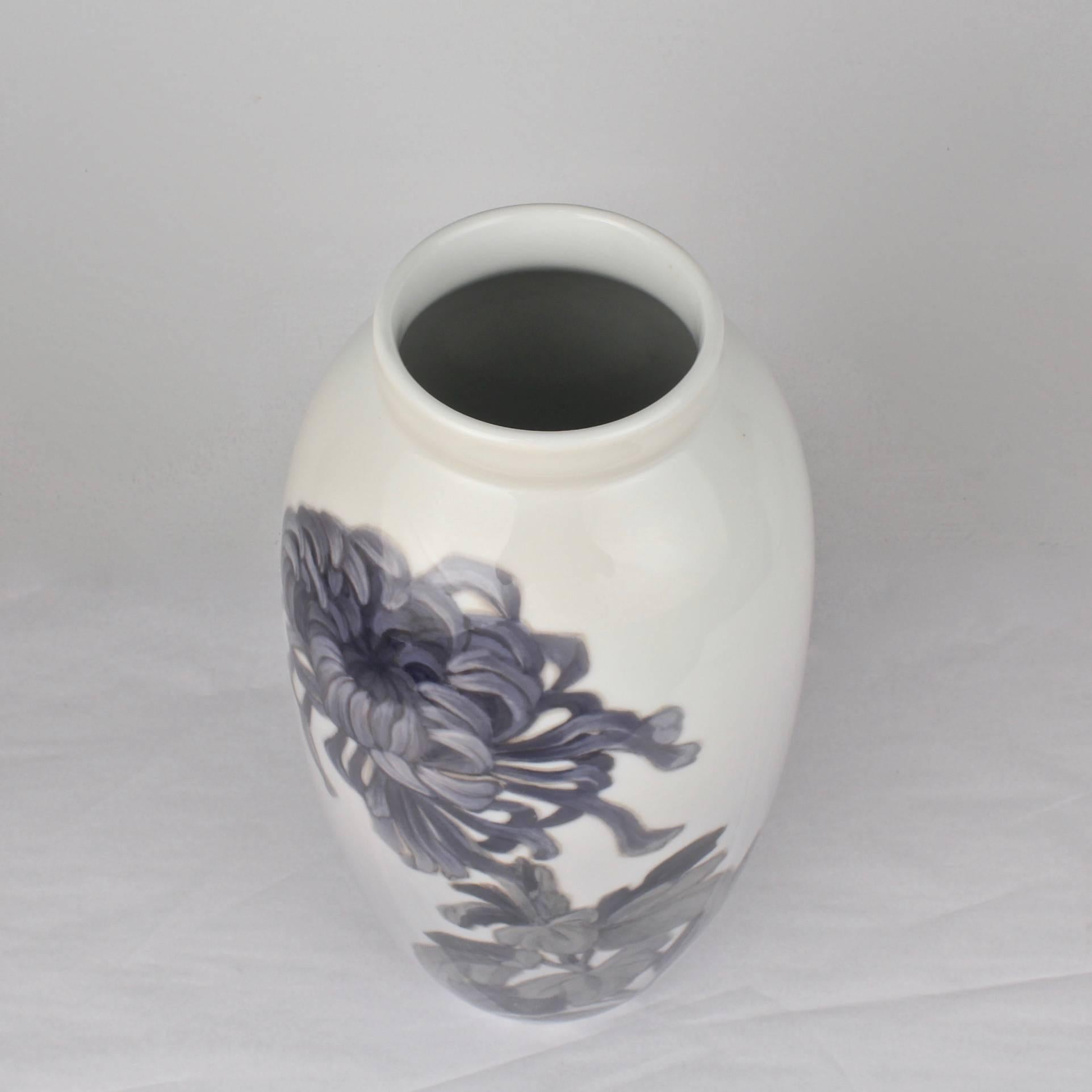 Early 20th Century Royal Copenhagen Porcelain Vase with a Large Chrysanthemum In Good Condition For Sale In Philadelphia, PA