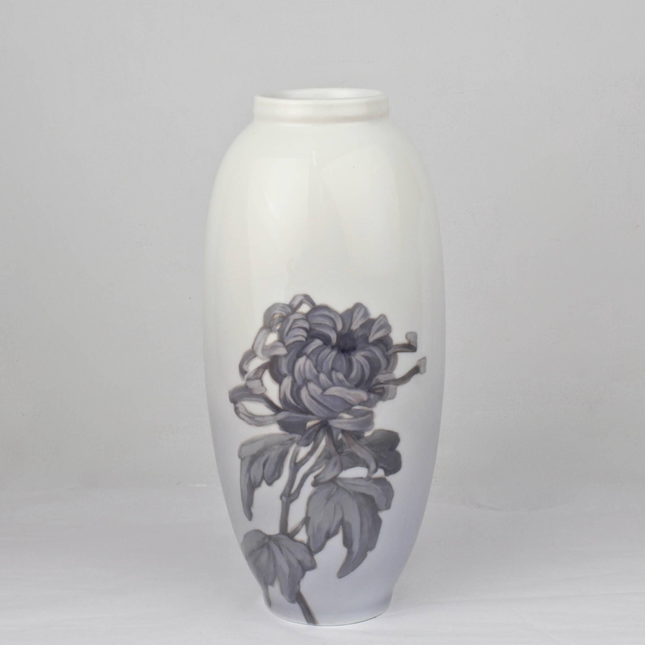 Japonisme Vase en porcelaine Royal Copenhagen du début du 20e siècle avec un grand chrysanthème en vente
