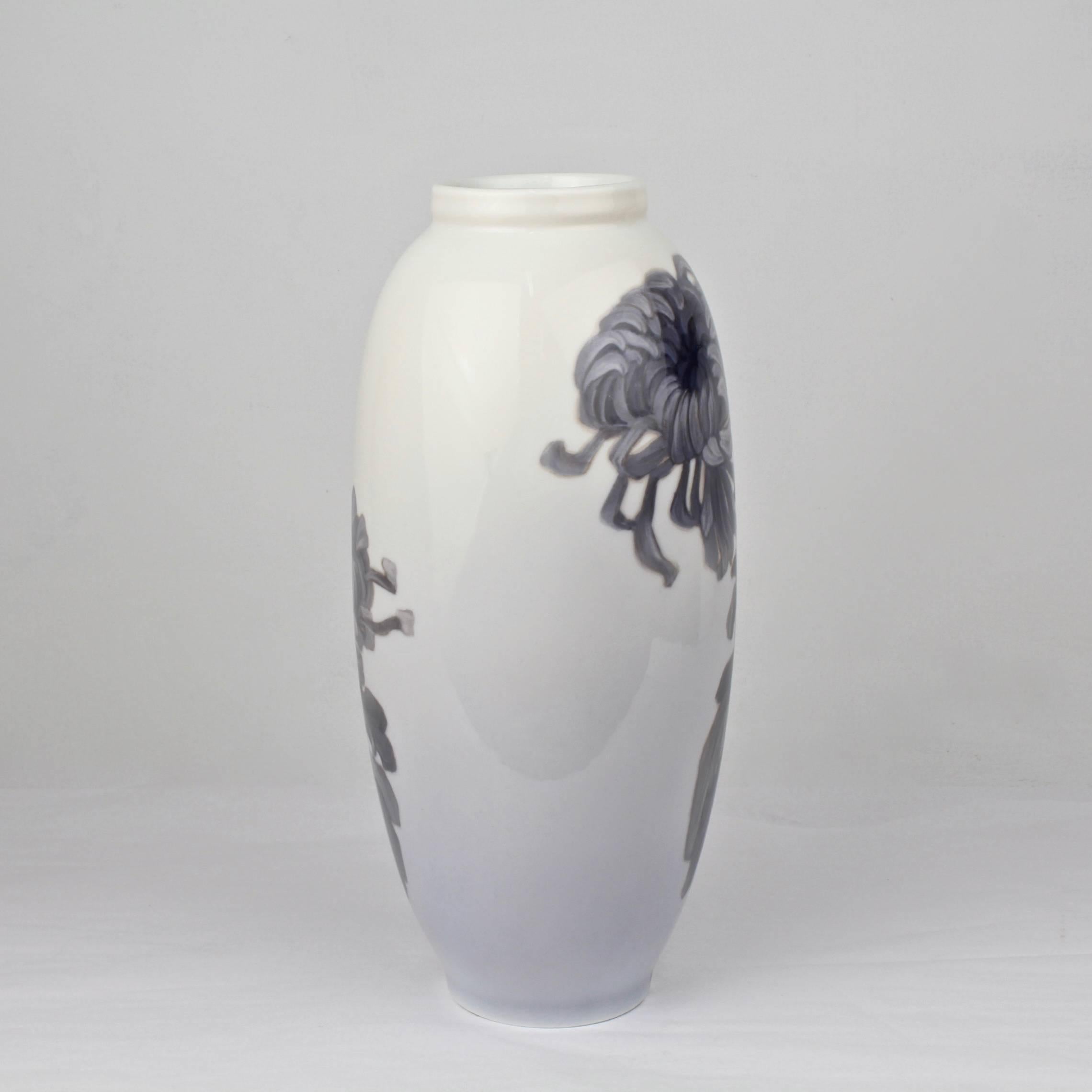 Danois Vase en porcelaine Royal Copenhagen du début du 20e siècle avec un grand chrysanthème en vente