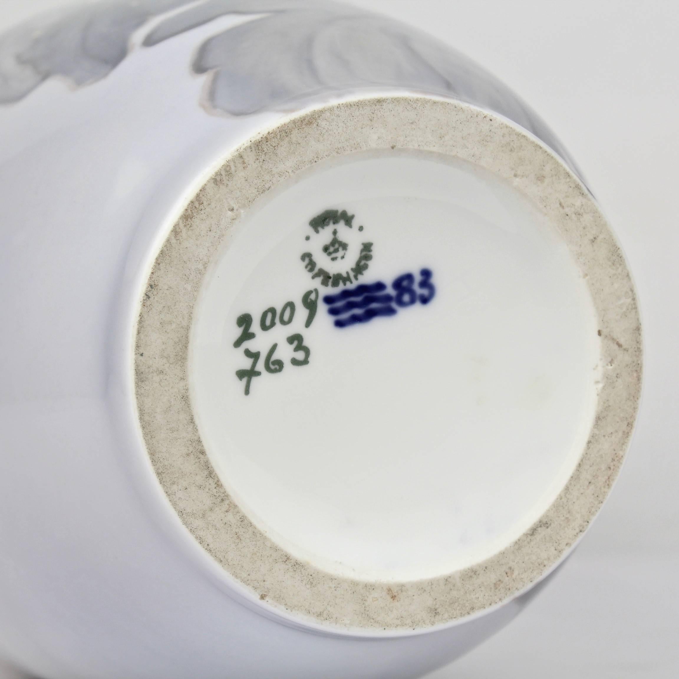 Vaso in porcellana di Royal Copenhagen dell'inizio del XX secolo con un grande crisantemo in vendita 4