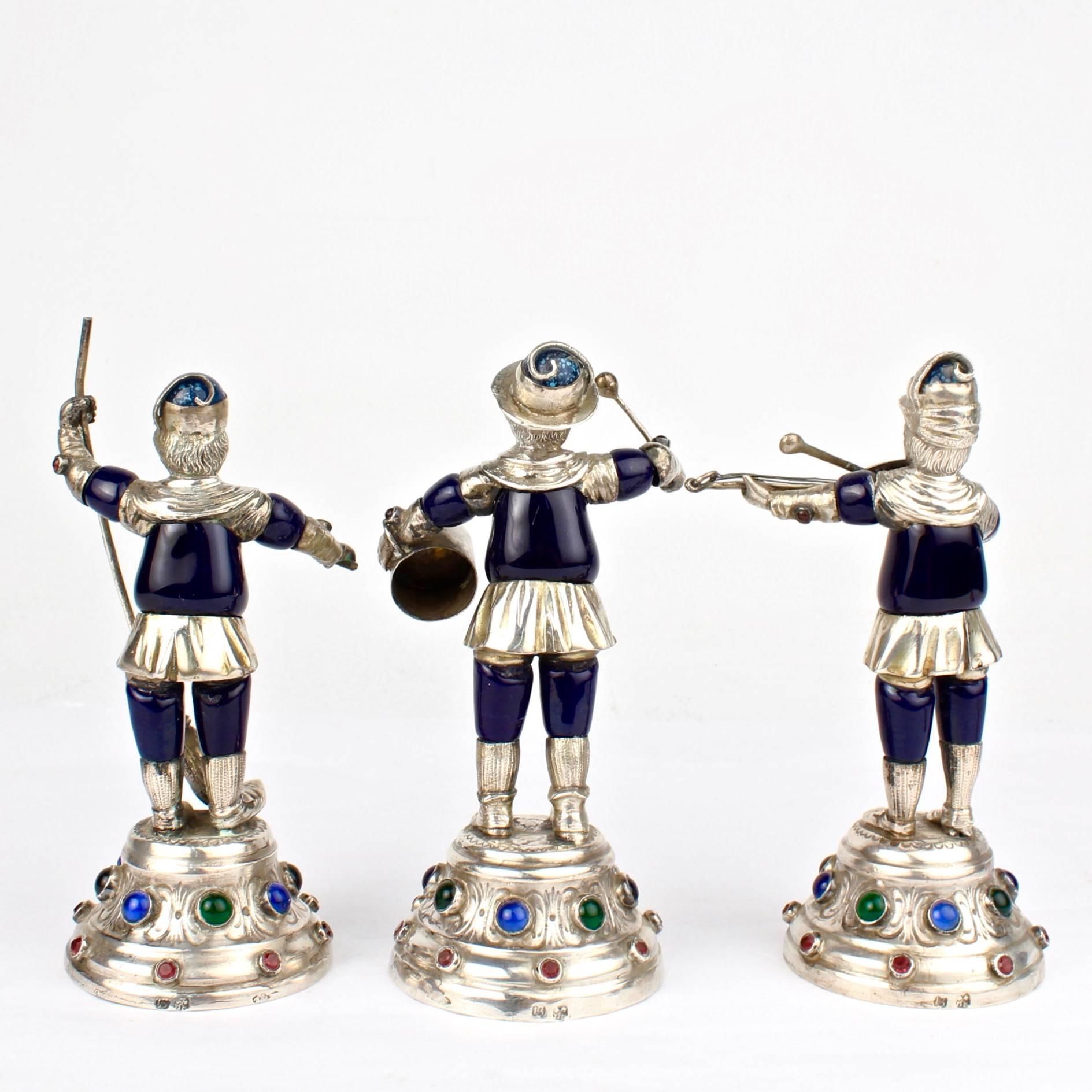 Drei juwelenbesetzte und emaillierte deutsche Münzsilber-Musikerfiguren aus dem 19. Jahrhundert im Zustand „Gut“ im Angebot in Philadelphia, PA