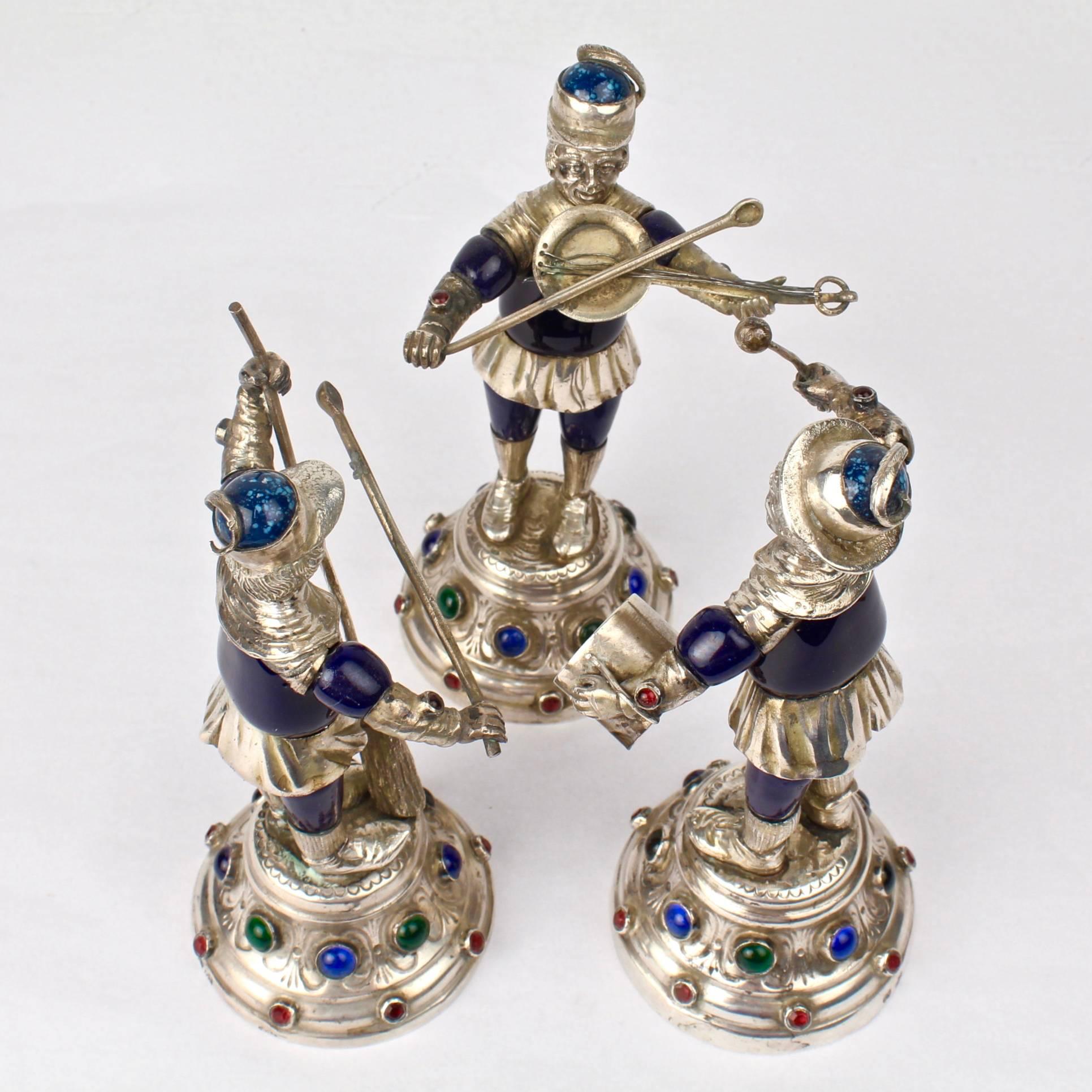 Drei juwelenbesetzte und emaillierte deutsche Münzsilber-Musikerfiguren aus dem 19. Jahrhundert im Angebot 1