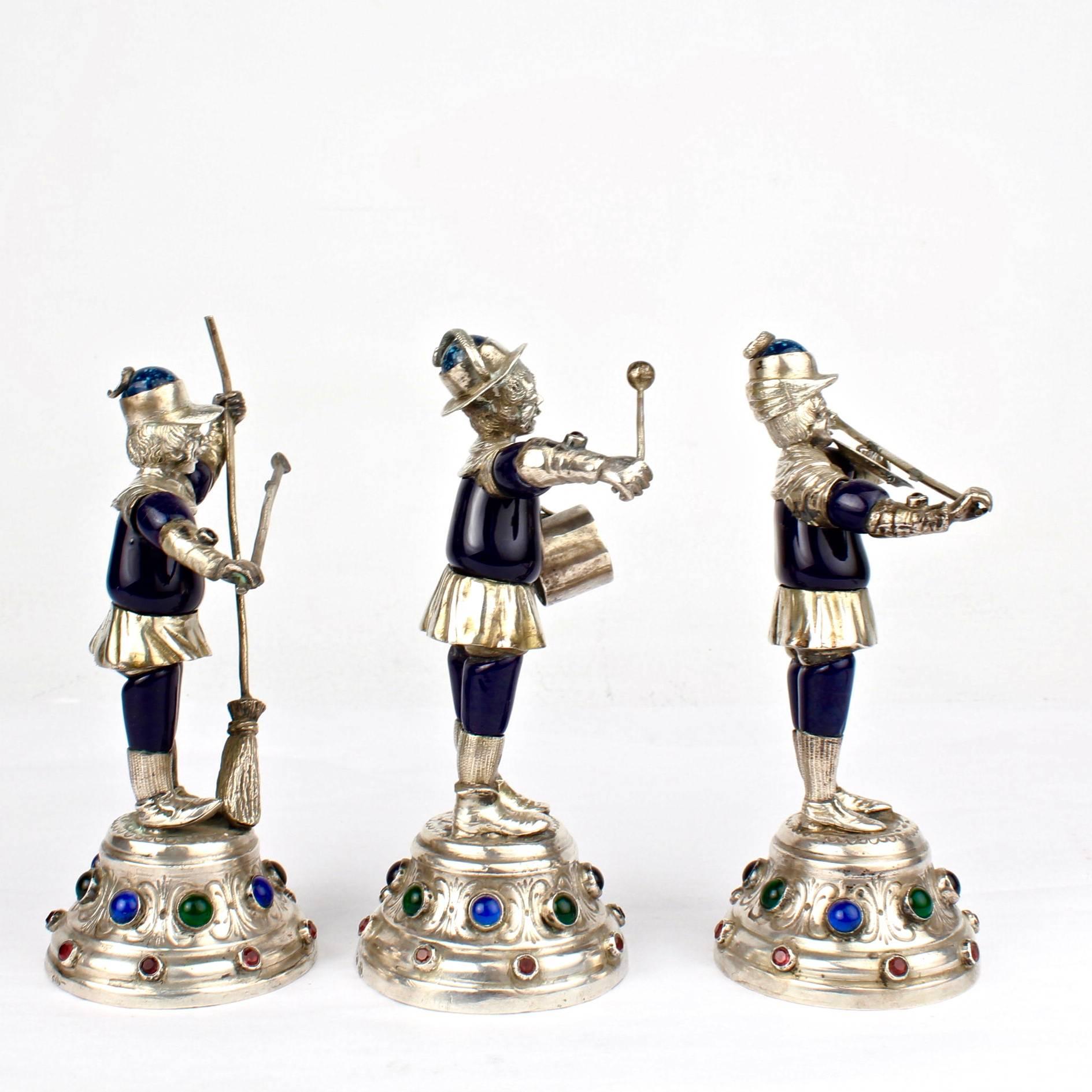 Drei juwelenbesetzte und emaillierte deutsche Münzsilber-Musikerfiguren aus dem 19. Jahrhundert (Emaille) im Angebot