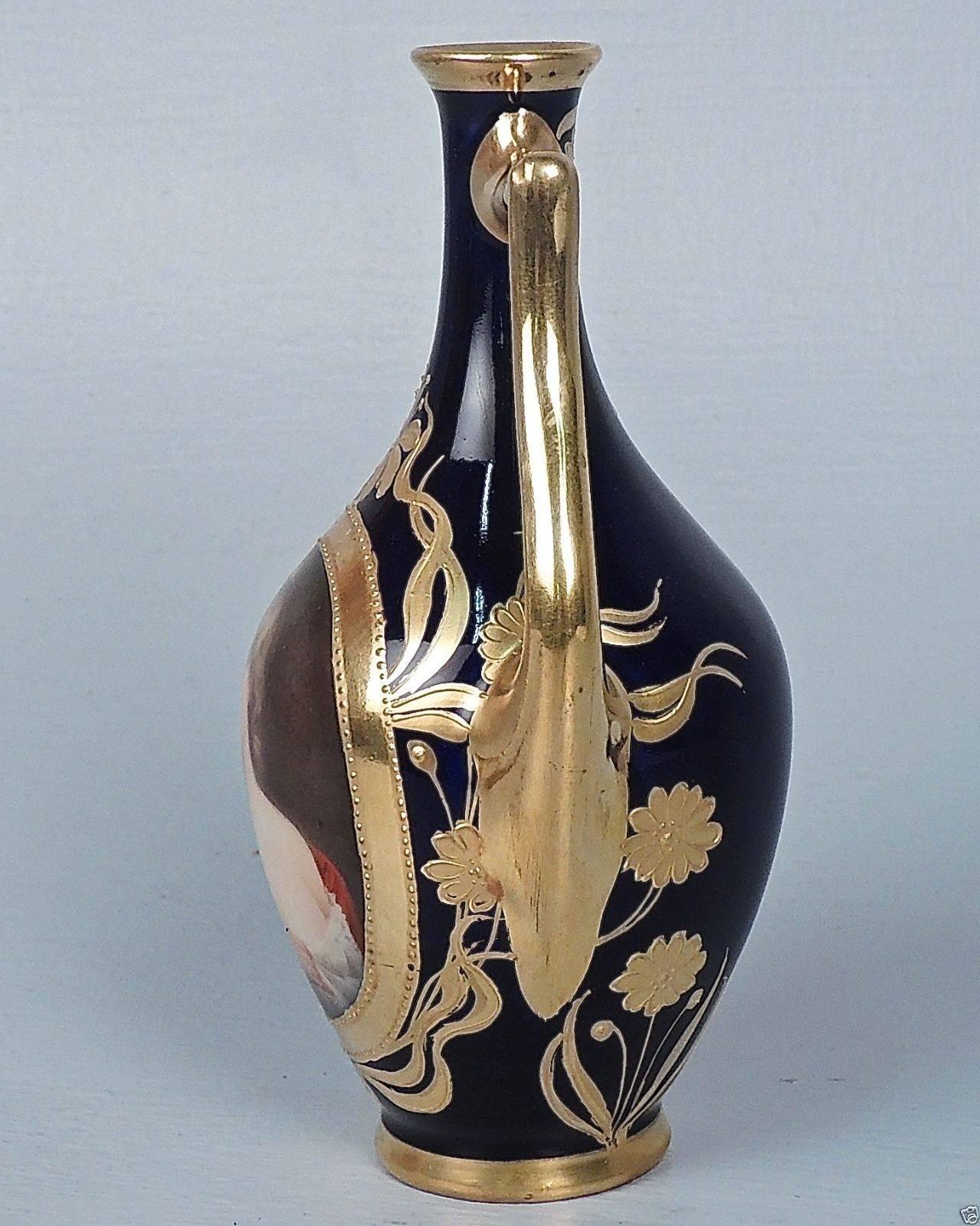 Doré Ancien vase portrait ou meuble de rangement en porcelaine royale de Vienne signé Wagner en vente