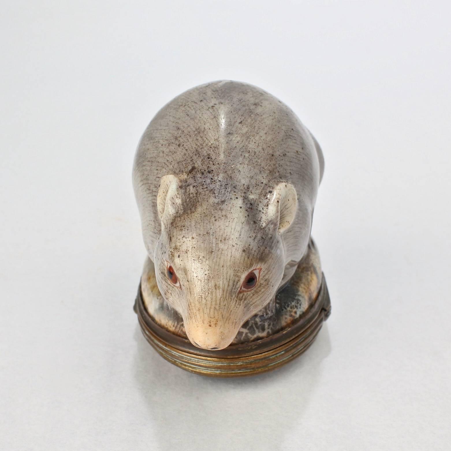 Français Ancienne boîte à priser ou à timbres à figurines de souris de Mennecy du 18e siècle en vente