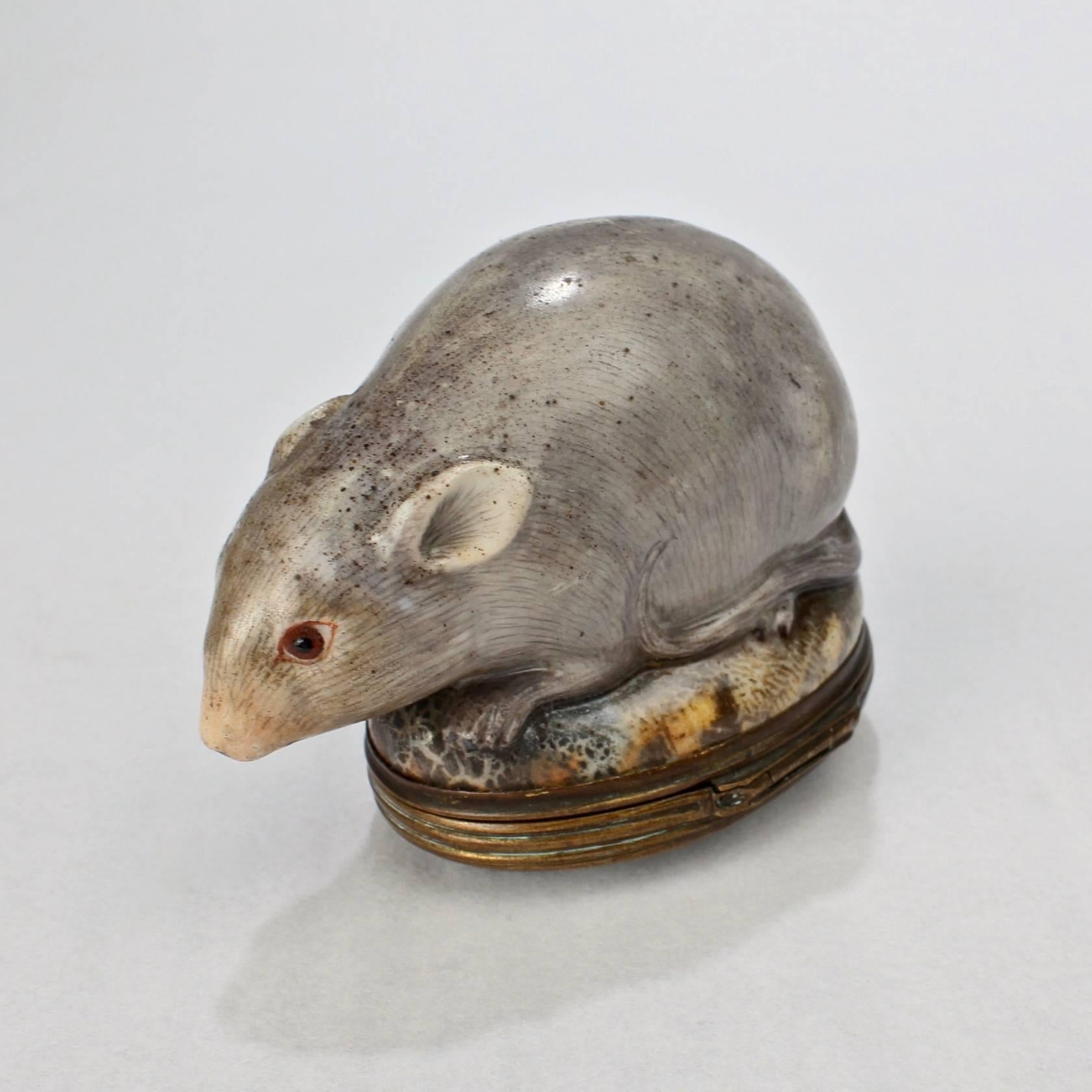 Rococo Ancienne boîte à priser ou à timbres à figurines de souris de Mennecy du 18e siècle en vente
