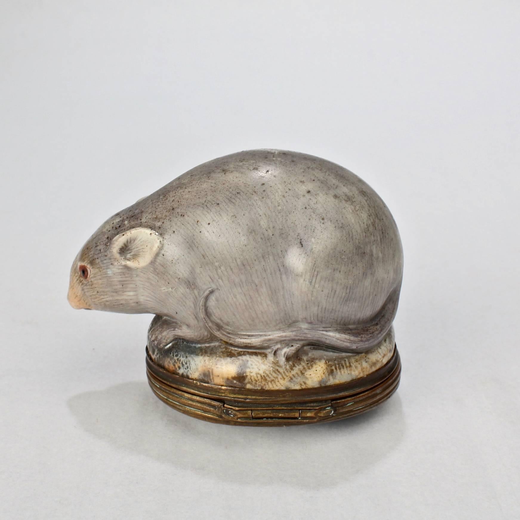 Rare tabatière figurative en porcelaine en forme de souris attribuée à la porcelaine de Mennecy.

Couvercle monté en porcelaine avec des vingettes merveilleusement peintes à la main avec des chats, une belette et une poule.

Longueur : environ 2