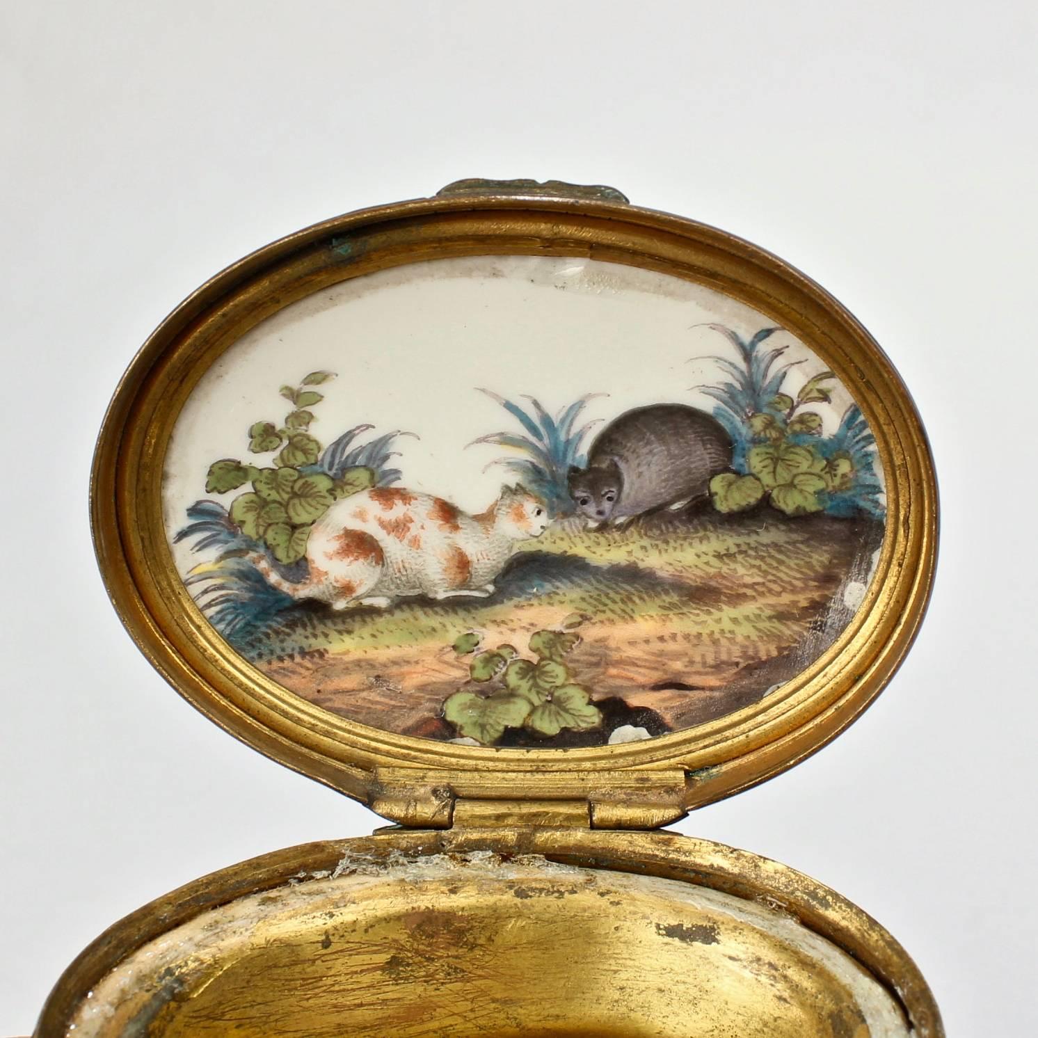 Ancienne boîte à priser ou à timbres à figurines de souris de Mennecy du 18e siècle en vente 1
