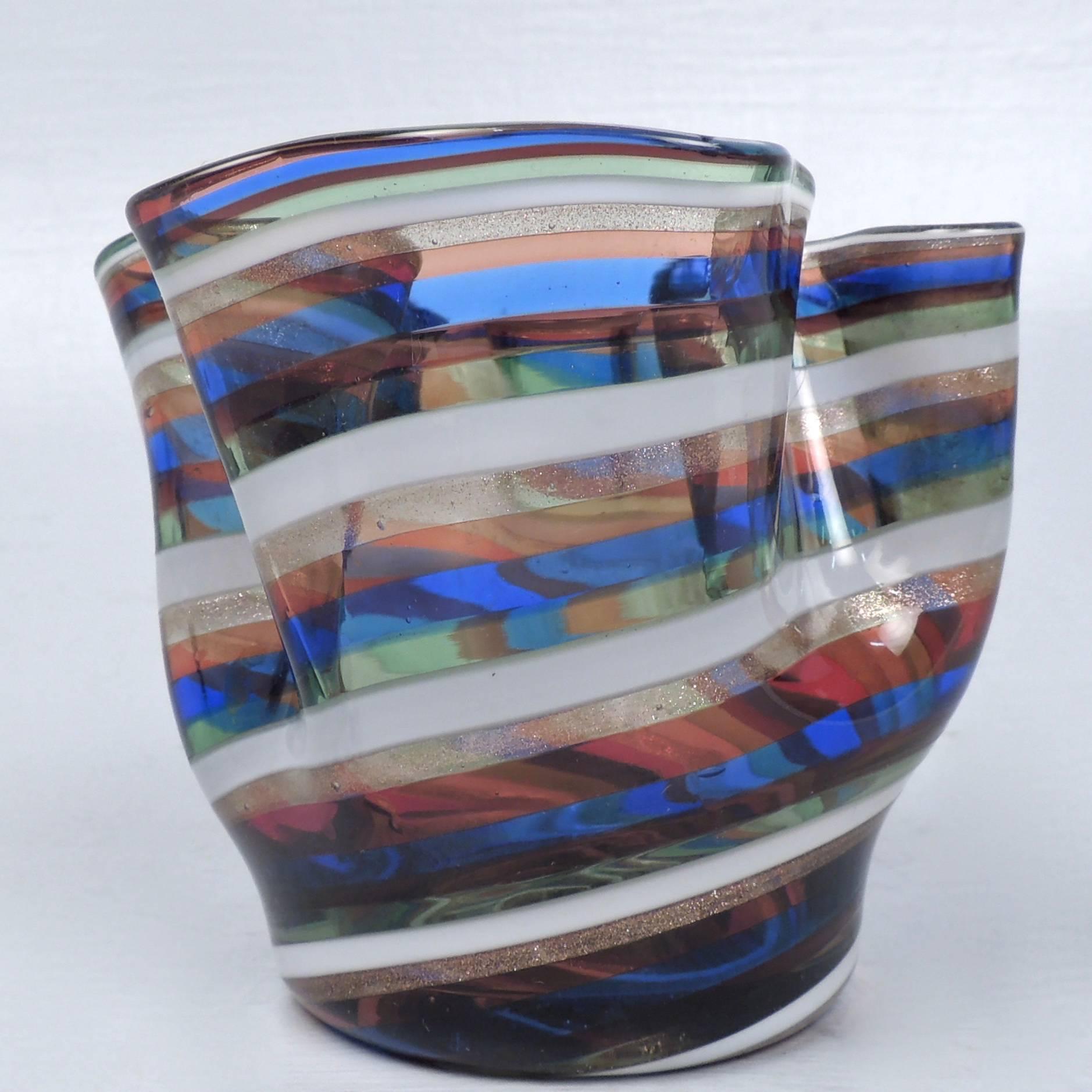 Un Fazzaoletto Filigrana in vetro veneziano o di Murano o un vaso a fazzoletto. 

Bellissime canne dal colore sorprendente.

Altezza: circa 3 3/4 di pollice.

Gli articoli acquistati da David Sterner Antiques devono piacere a te. Gli acquisti