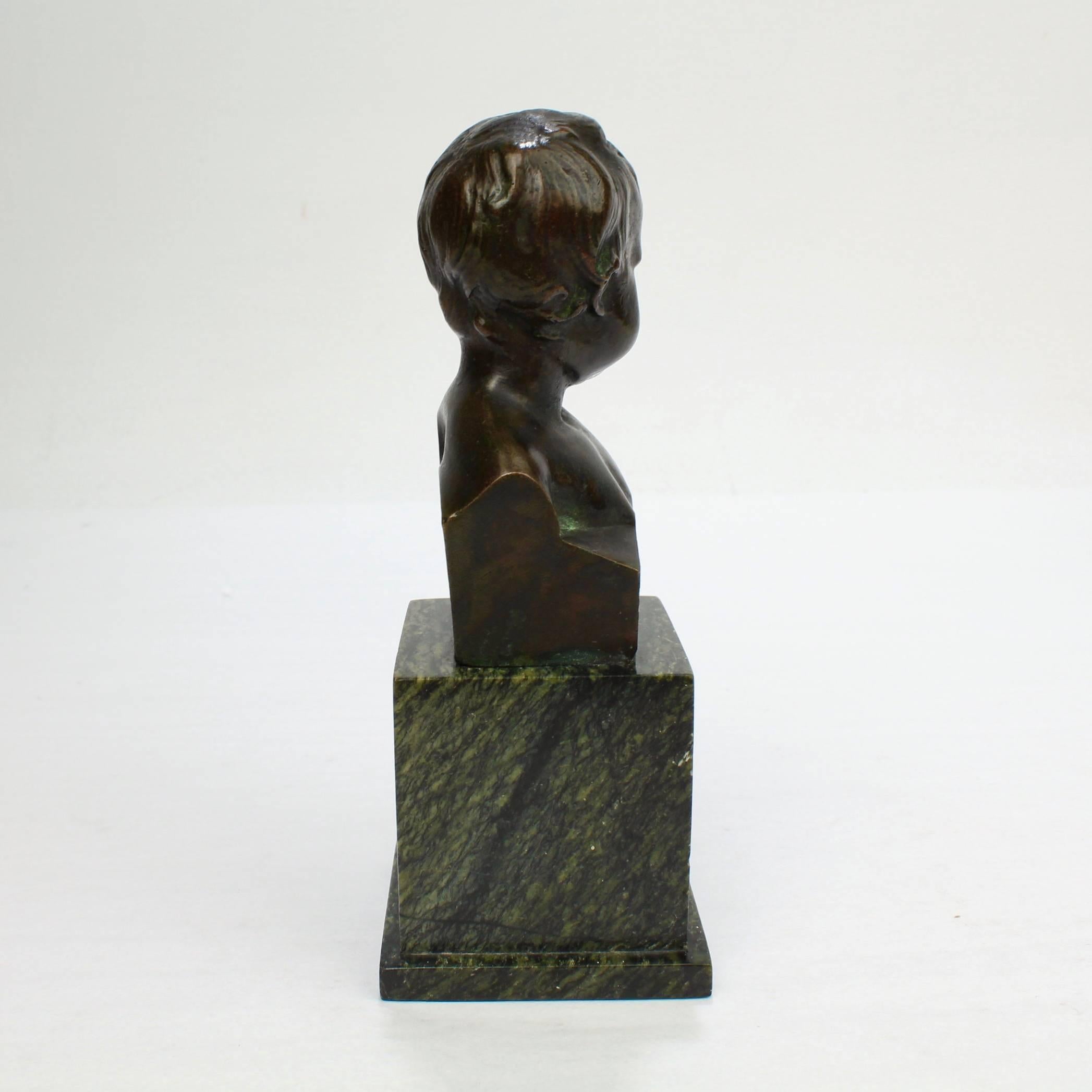 Néoclassique Petit buste en bronze ancien d'un enfant d'après Jean-Antoine Houdon en vente