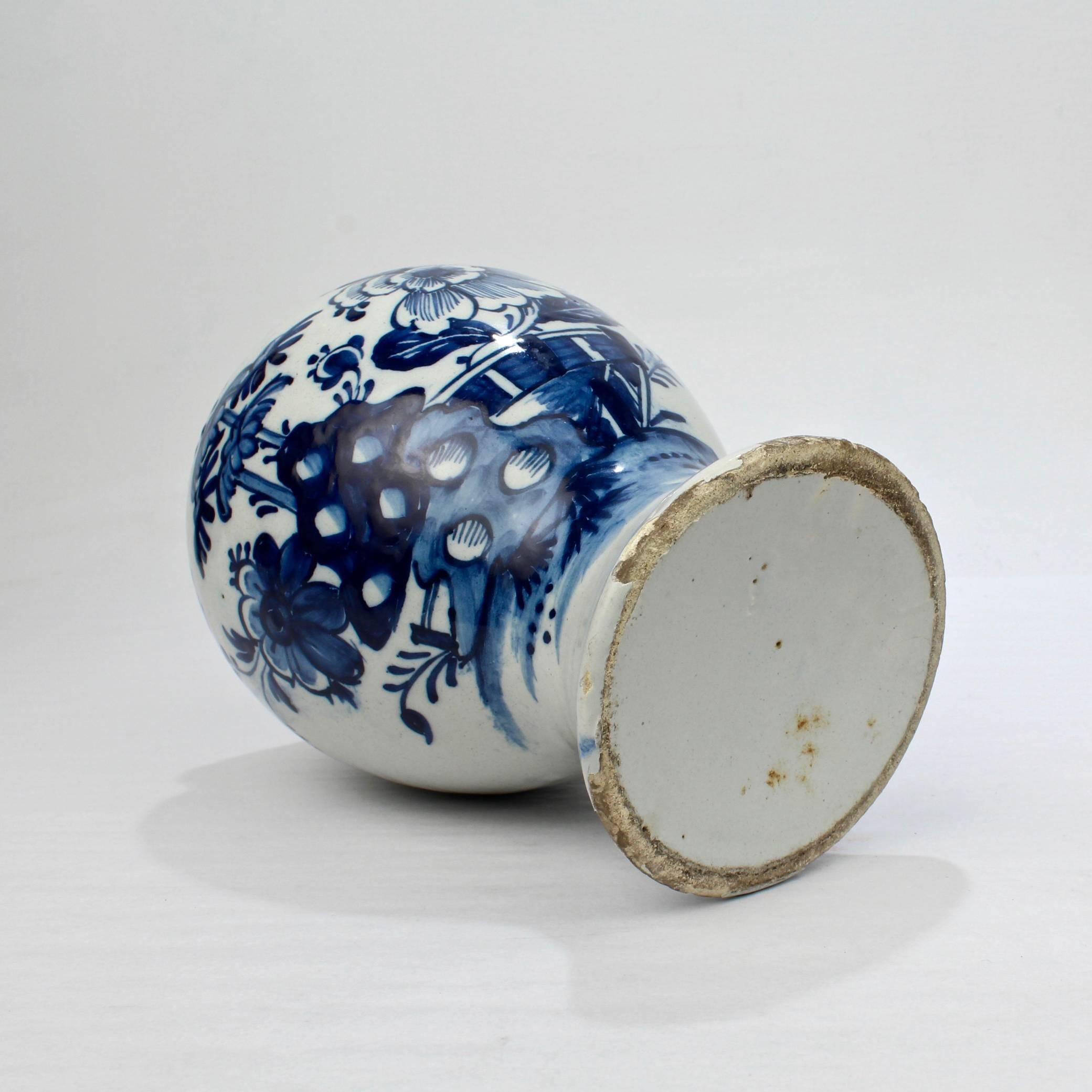 18. Jahrhundert Zinn glasierte niederländische Delft Keramik blau und weiß Vase oder JAR (Delfter Blau) im Angebot