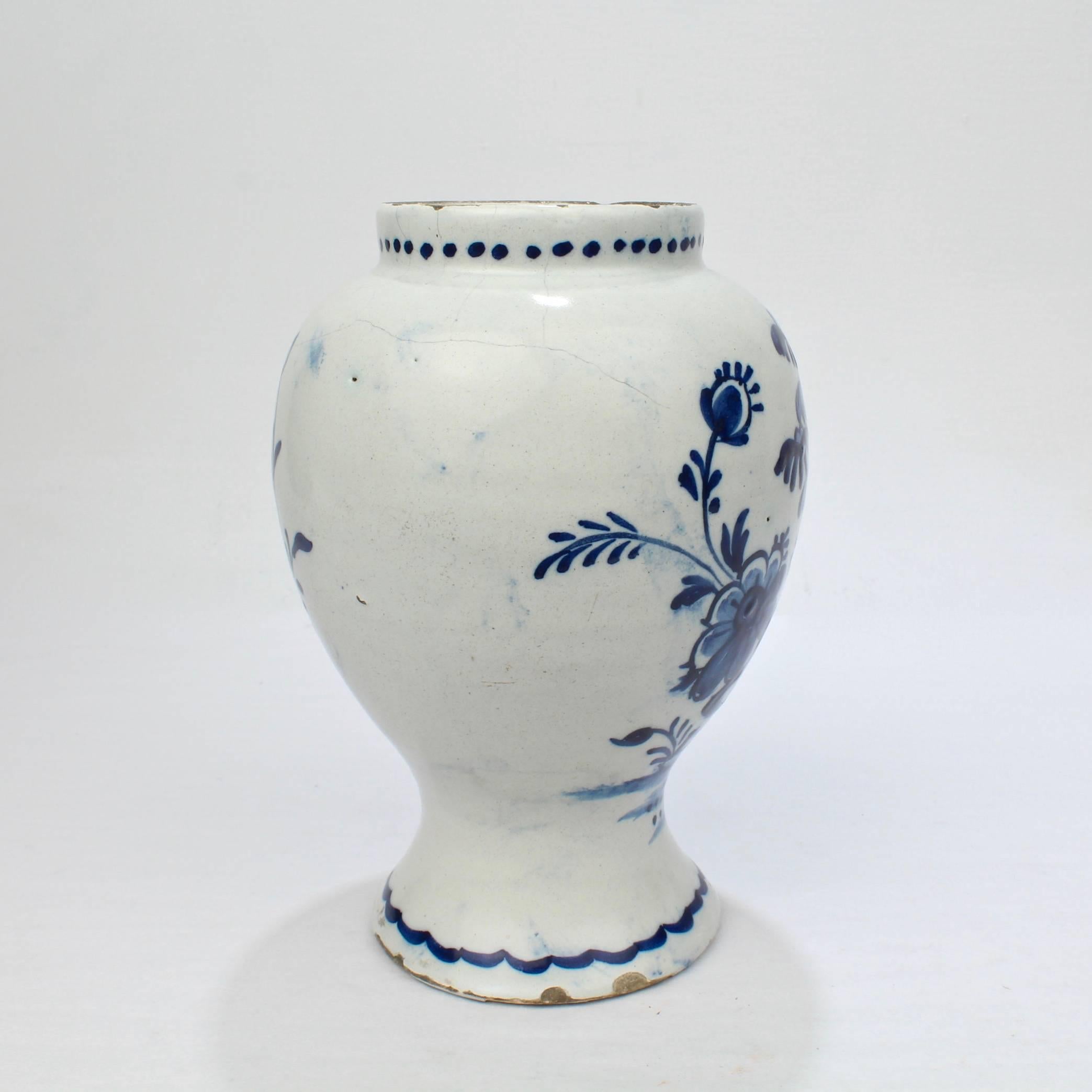 18. Jahrhundert Zinn glasierte niederländische Delft Keramik blau und weiß Vase oder JAR (Niederländisch) im Angebot