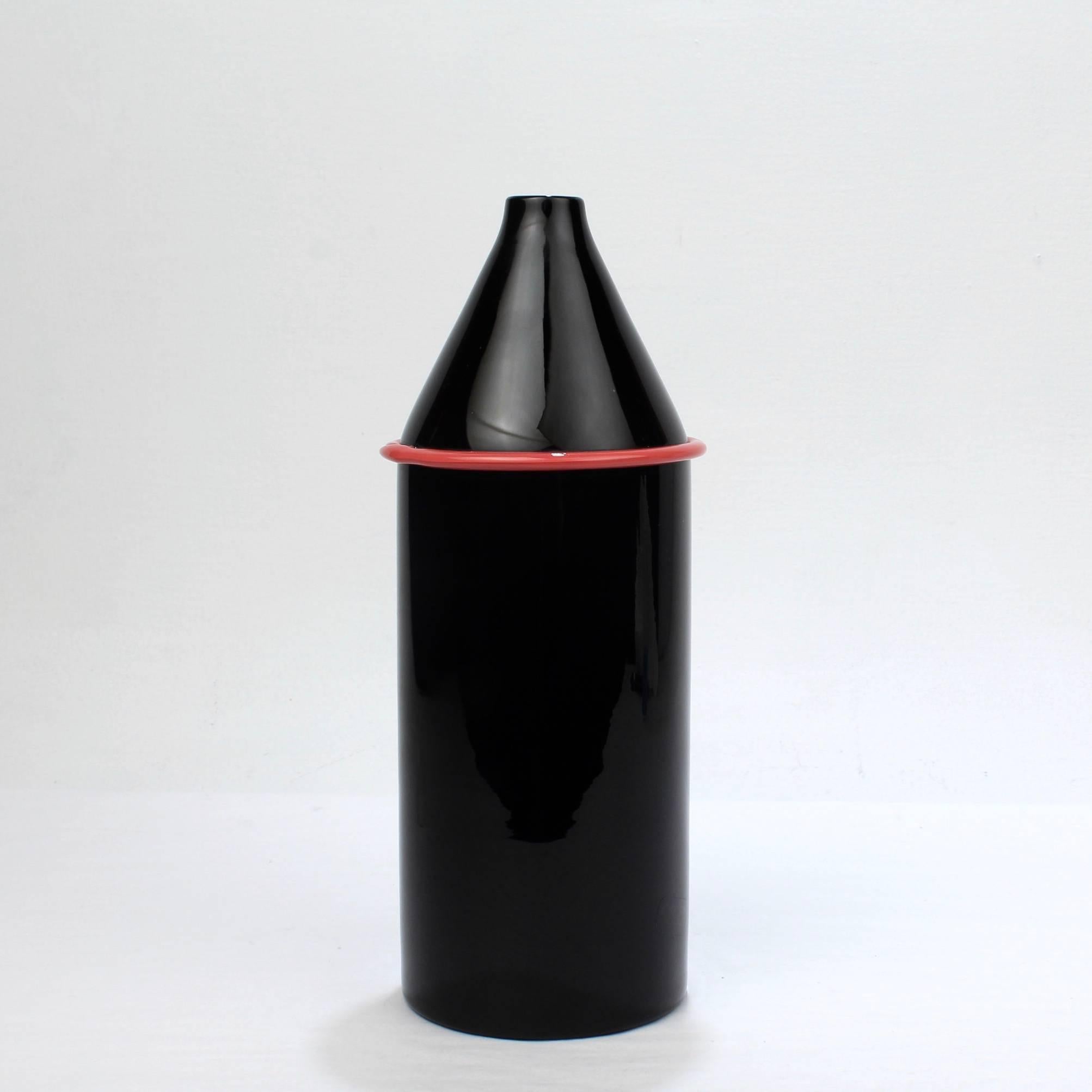 A very good Murano glass vase by Lino Tagliapietra and Marina Angelin with Effetre International for Oggetti.

A black bottle form vase with an applied red band.

A fine work from a one of masters of 20th century glass.

Base reads: