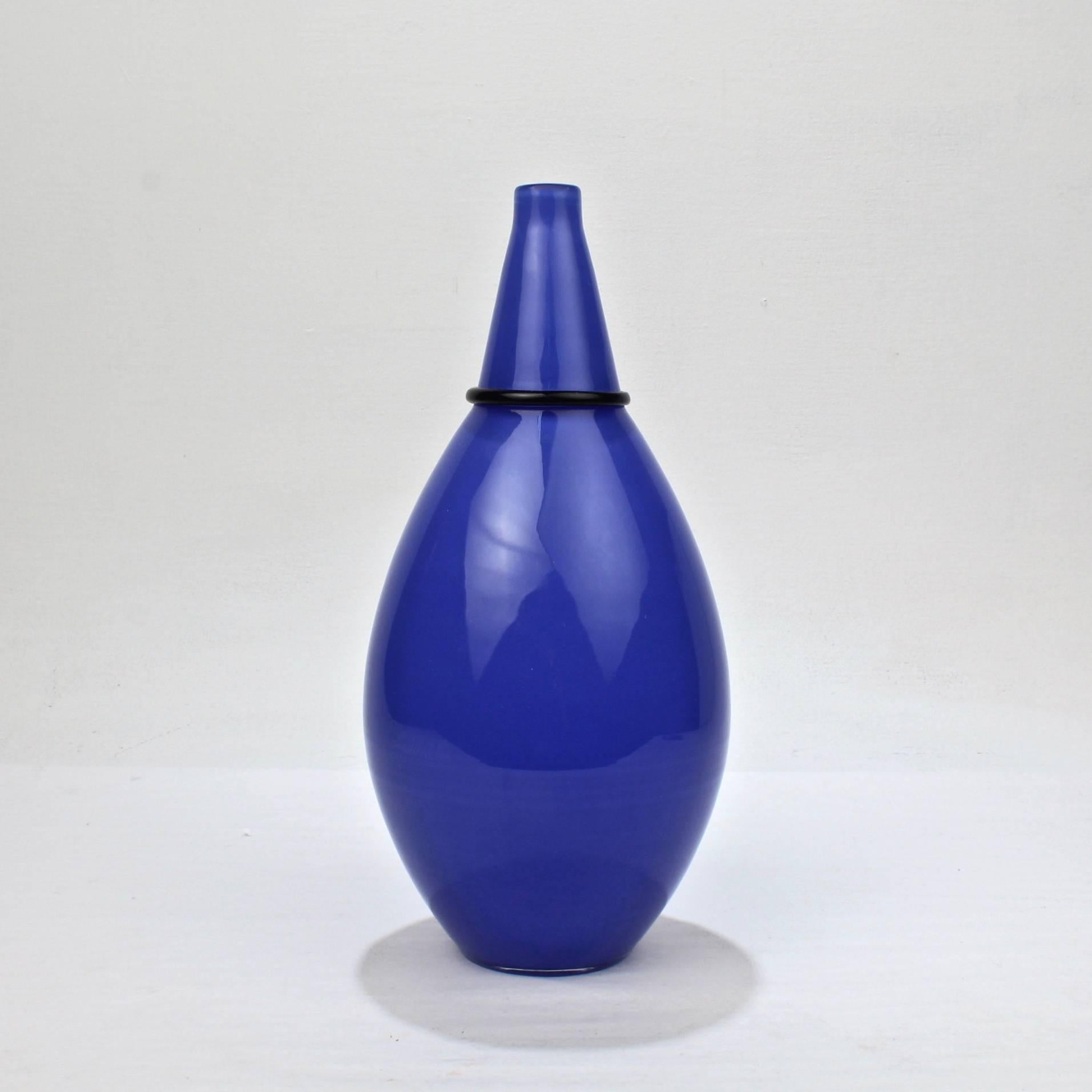 Un très bon vase en verre de Murano par Lino Tagliapietra et Marina Angelin avec Effetre International pour Oggetti. 

Vase de forme bouteille opaque, d'un bleu presque royal, avec une bande noire appliquée définissant le col. 

Un bel exemple