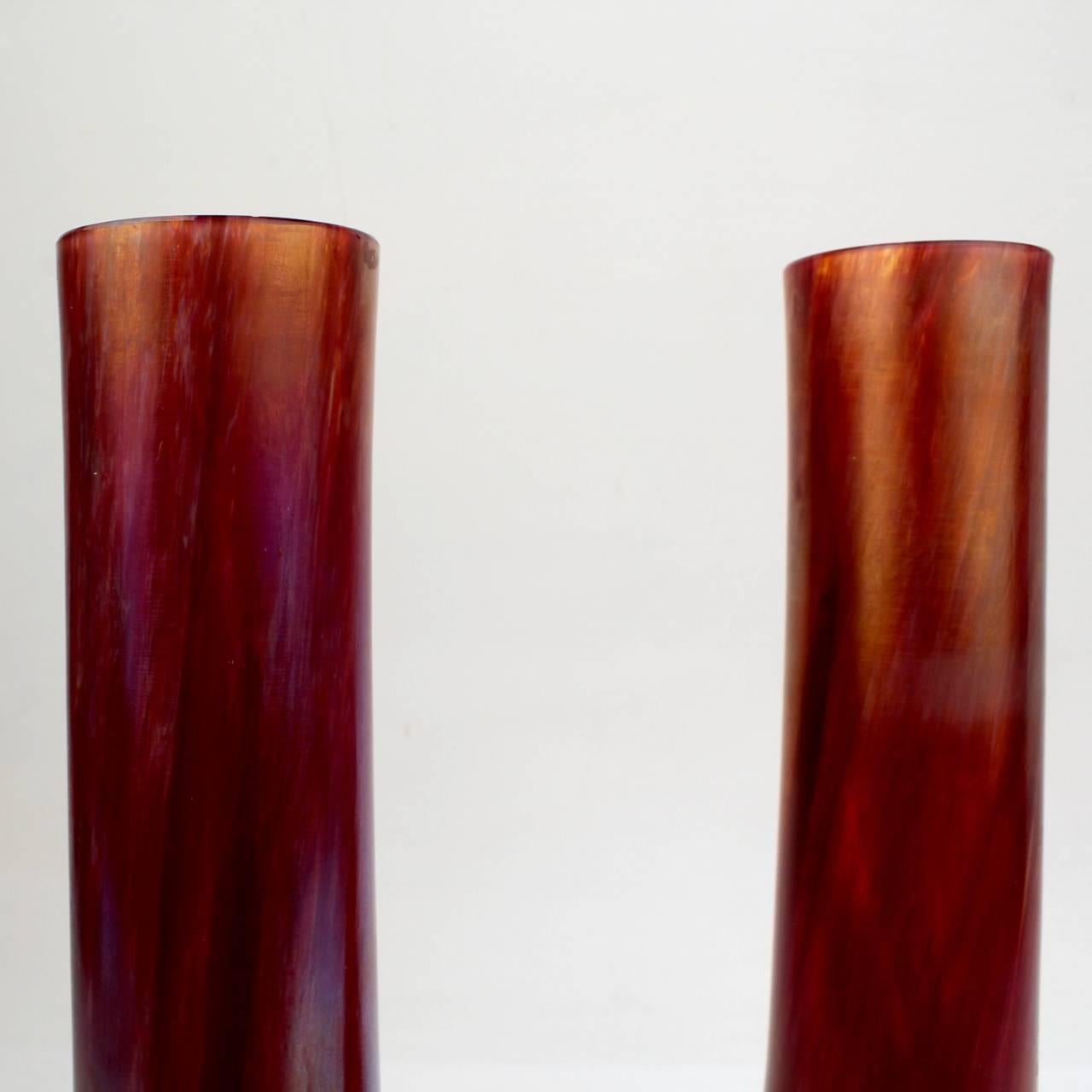 Paar rote Jugendstilvasen aus tschechischem Loetz-Kunstglas von Rindskopf (20. Jahrhundert) im Angebot