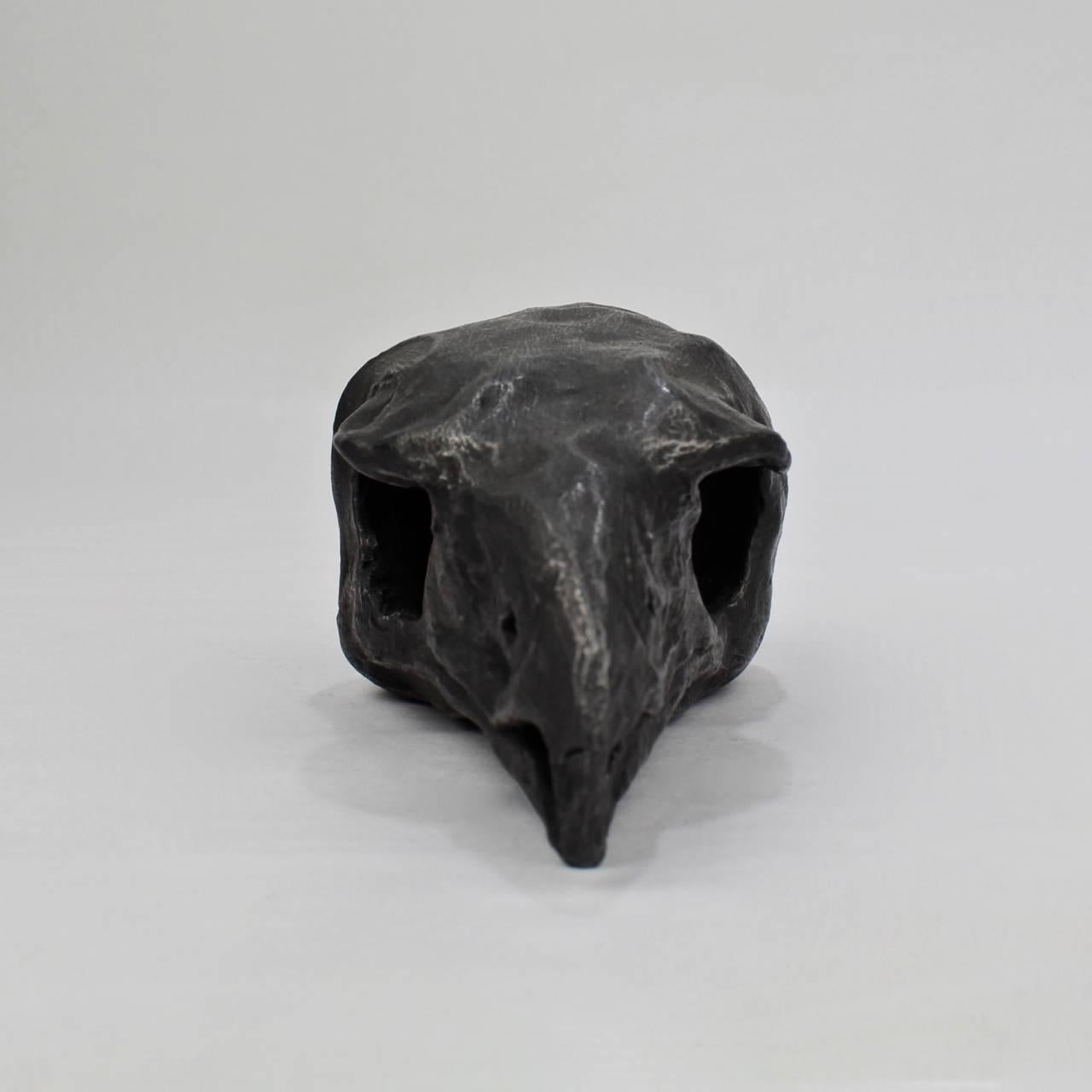 Américain Sculpture unique en terre cuite peinte en noir d'un crâne d' Hawk par Darla Jackson, 2016 en vente