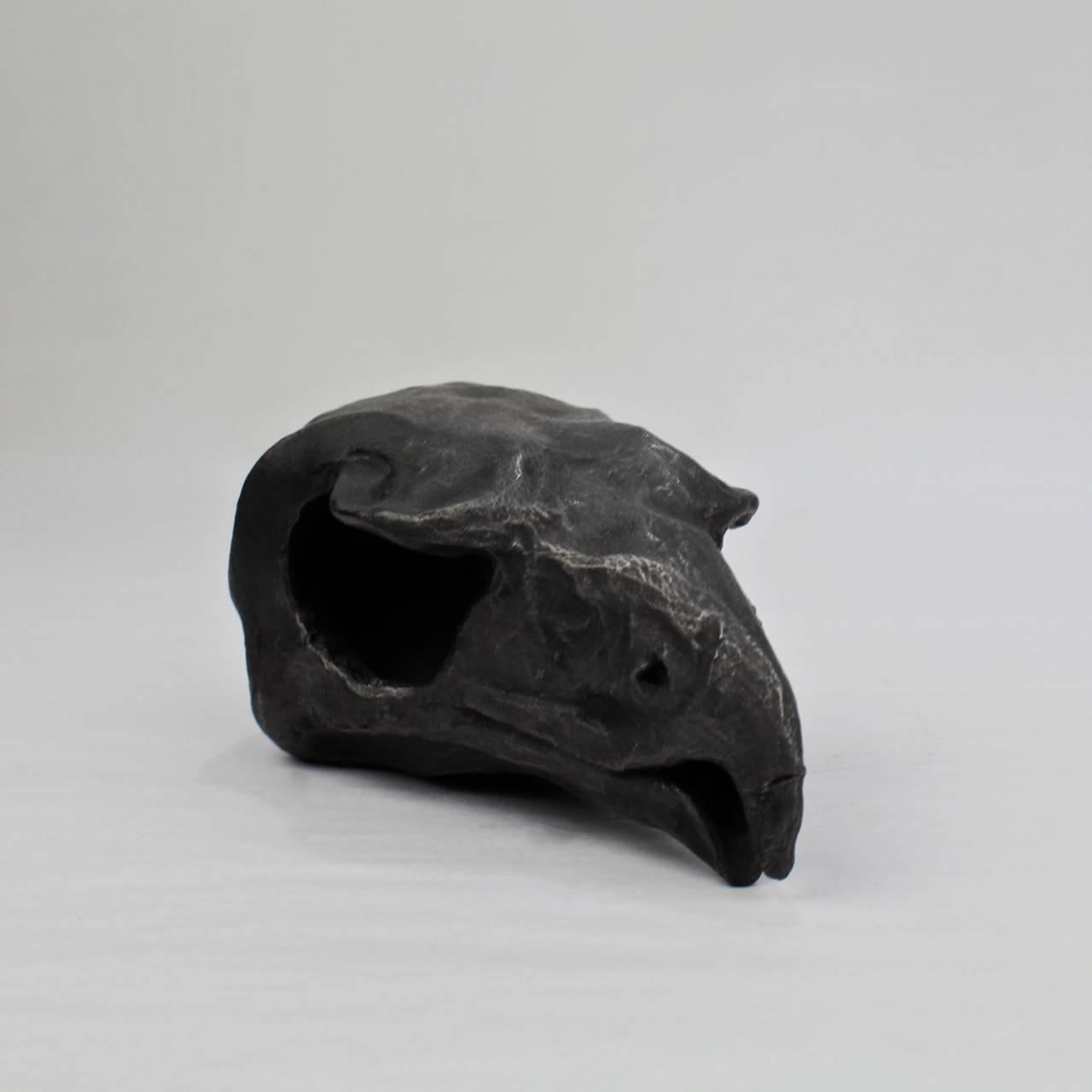 Peint Sculpture unique en terre cuite peinte en noir d'un crâne d' Hawk par Darla Jackson, 2016 en vente
