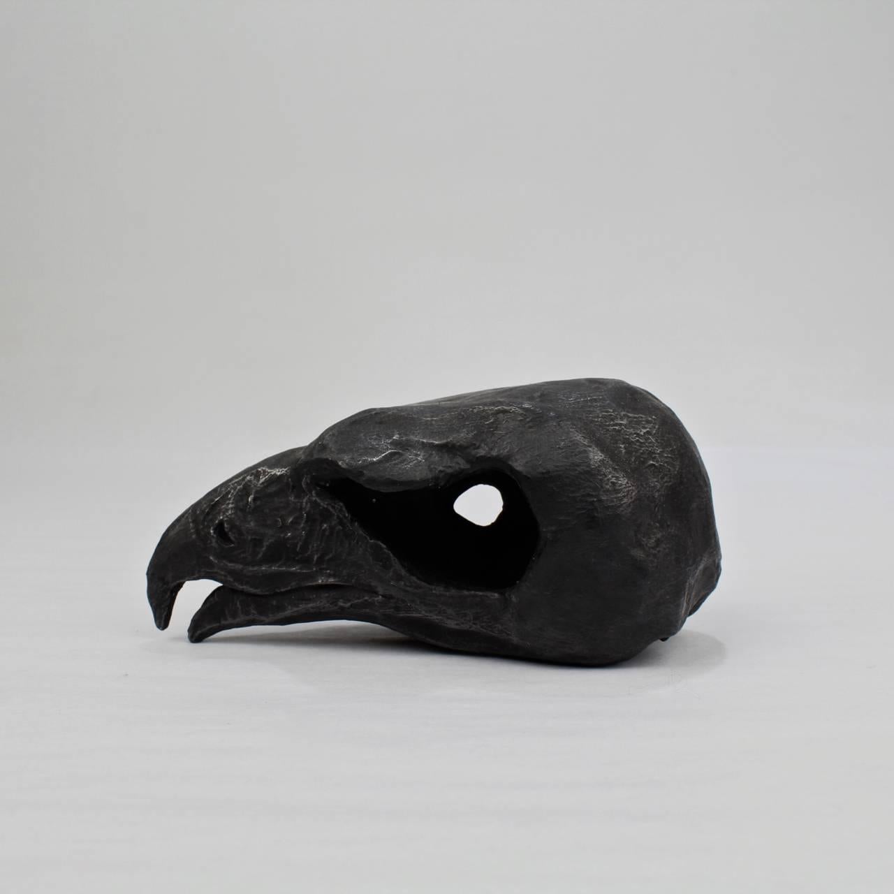 Titre : Sans titre.

Une sculpture unique en terre cuite peinte en noir d'un crâne de faucon par Darla Jackson.

Date : 2016.

Longueur : environ 4 pouces.

Signé à la base D. Jackson.

Darla Jackson est née en Pennsylvanie en 1981. Elle a