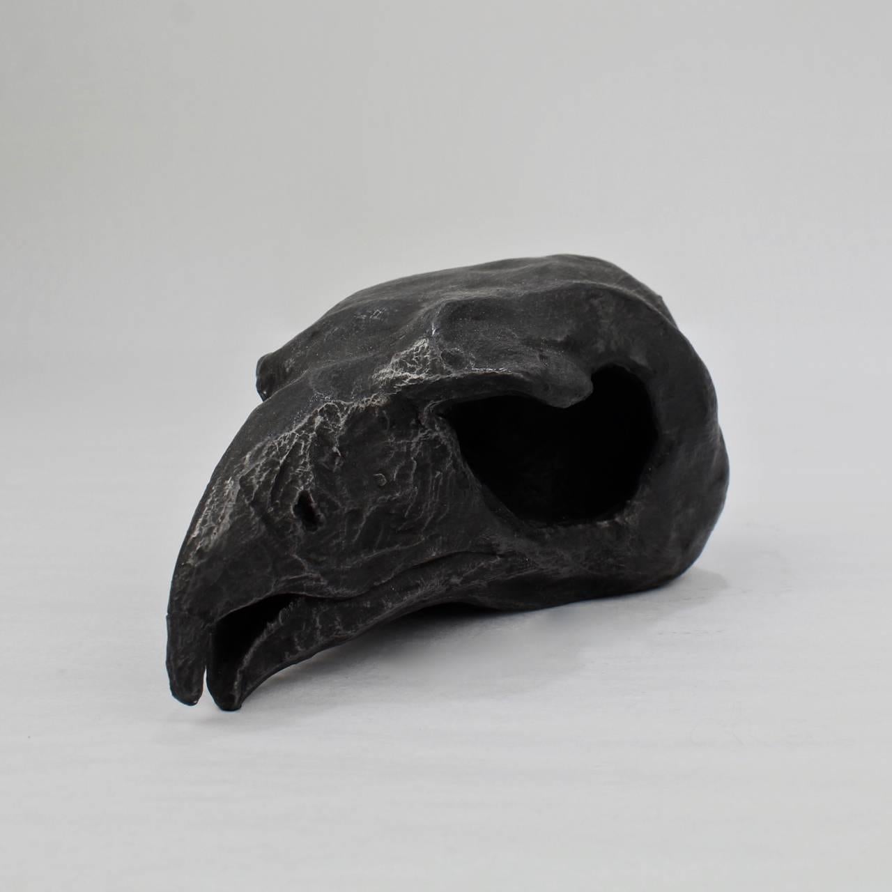 Moderne Sculpture unique en terre cuite peinte en noir d'un crâne d' Hawk par Darla Jackson, 2016 en vente