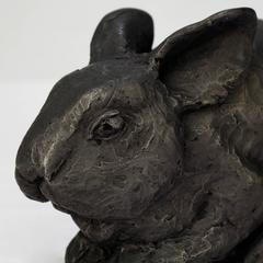 Sculpture en résine noire, gesso et graphite brut d'un lapin pygmi par Darla Jackson