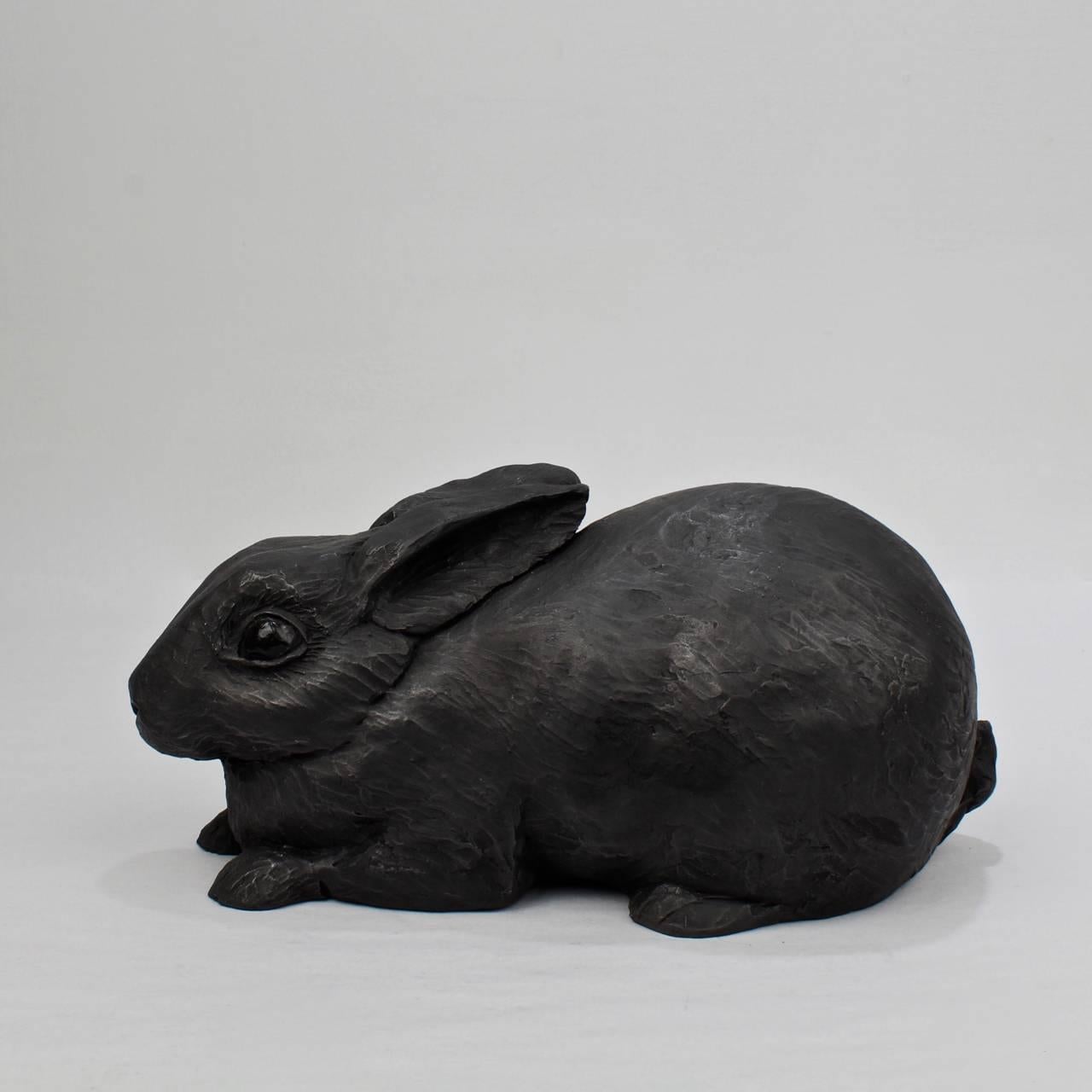 Cuando ocurren cosas malas, escultura de conejo de terracota de Darla Jackson, 2014 Moderno en venta