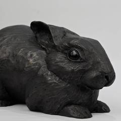 Quand les bonnes choses se produisent, sculpture de lapin en terre cuite de Darla Jackson, 2014