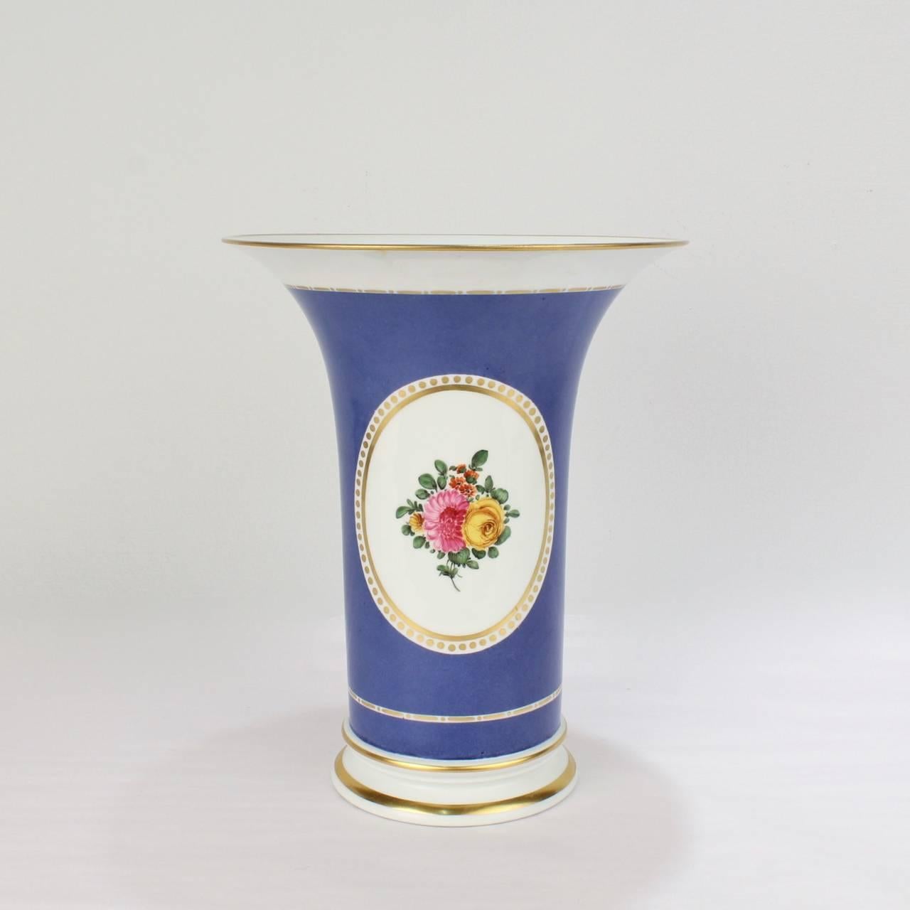 Große Nymphenburg Porzellan Vase in Trompetenform, pulverblau geschliffen, ea. (Deutsch) im Angebot