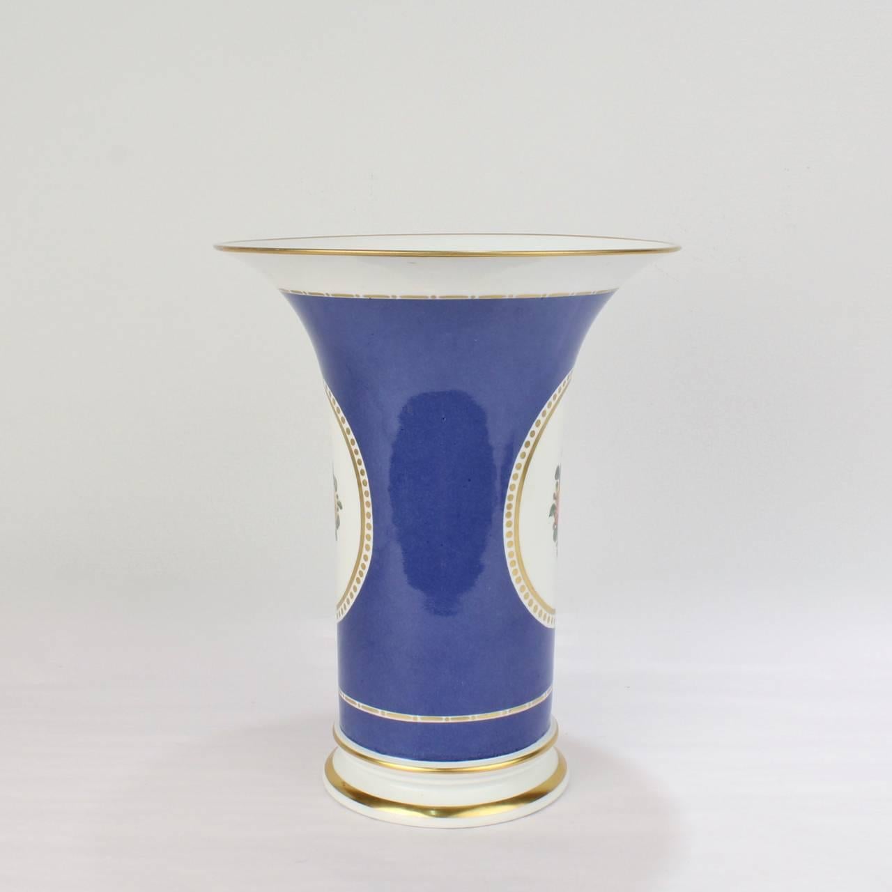 Eine seltene, großformatige Blumenvase aus Nymphenburger Porzellan in Trompetenform. 

Die klaren, klaren Linien, die an das Biedermeier erinnern, fügen sich perfekt in die Ästhetik der Moderne des 20.

Mit einem feinen pulverblauen Grund und