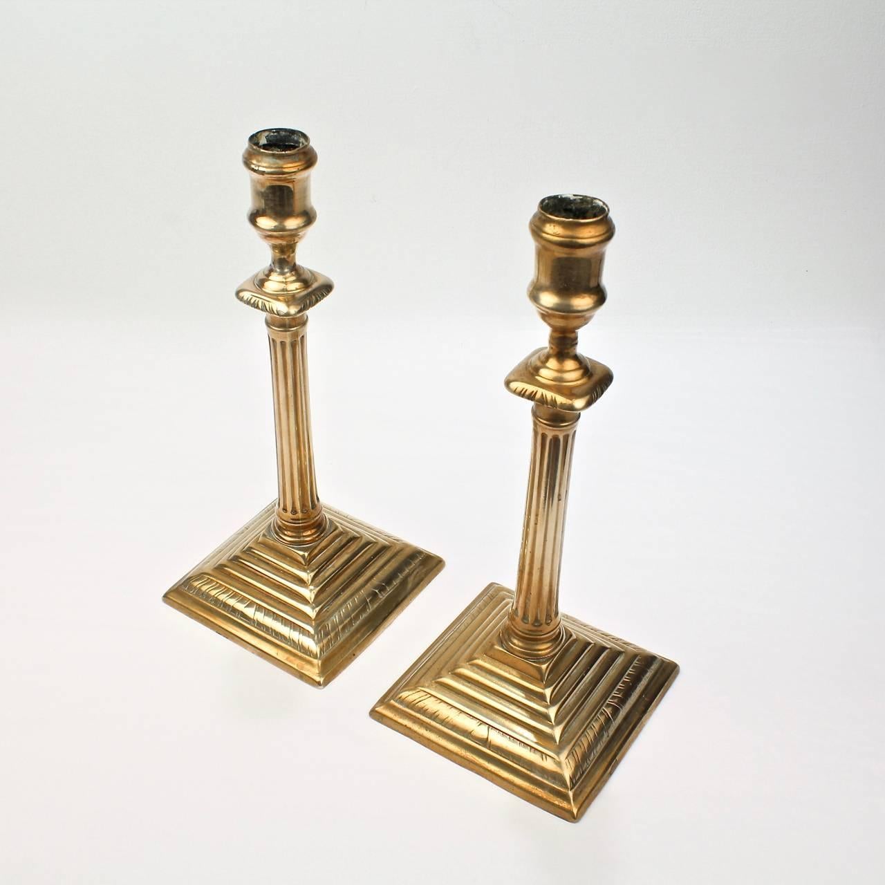 Pair of English Neoclassical George III Brass Candlesticks, 18th Century In Good Condition In Philadelphia, PA