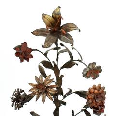 Coppia di antichi bouquet di fiori in tole peinte con base a urna Chinoiserie