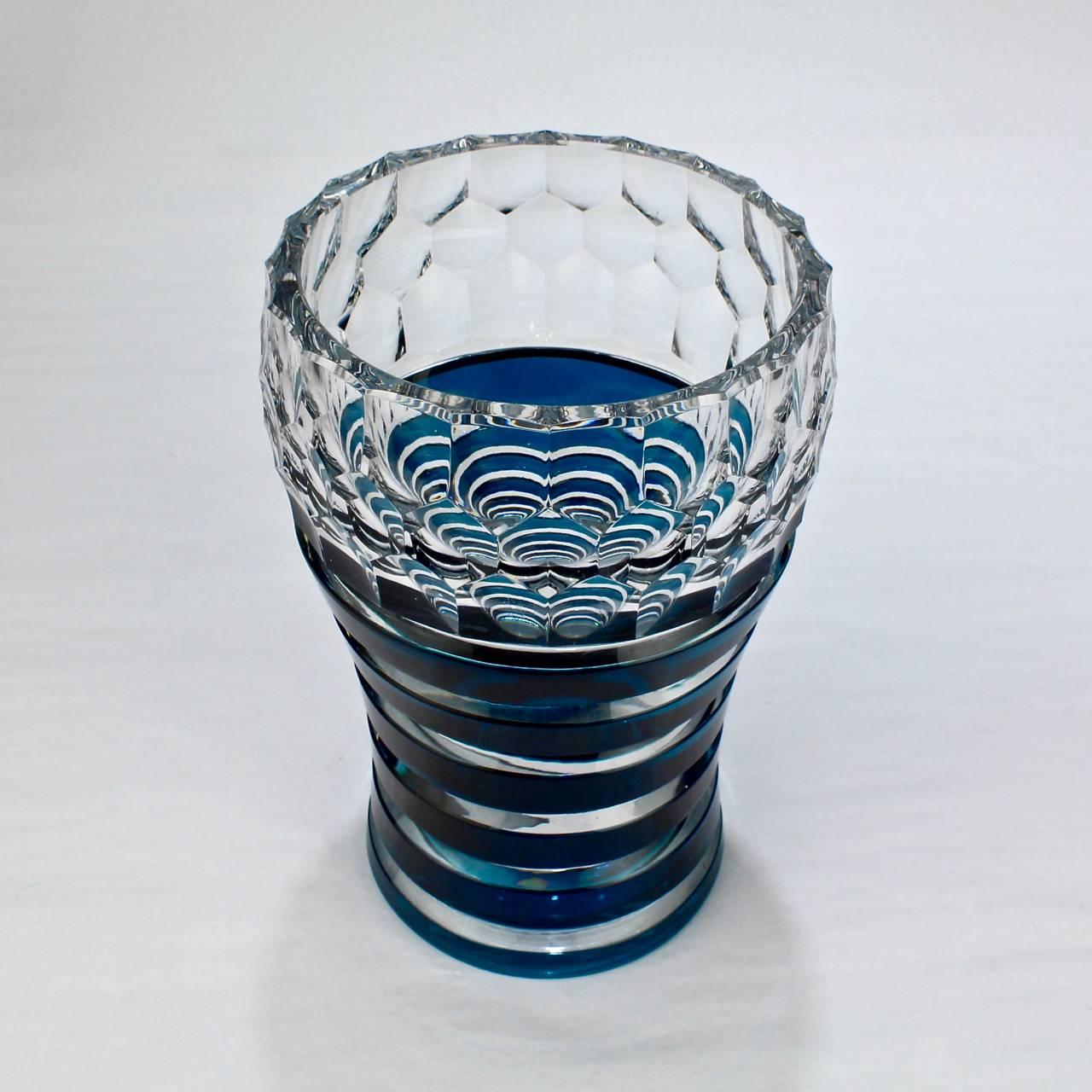 Eine schöne Vase mit Franckenthal-Muster aus dem Val Saint Lambert im Art déco-Stil.

Mit überschnittenen Bändern unter einem optisch geschnittenen oberen Rand. Die Farbe der Overlay-Bänder reicht von einem dunklen Blau bis zu einem Grün bei
