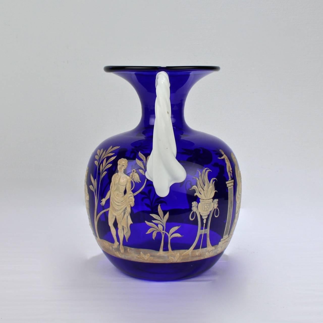 Vase aus blauem und weißem venezianischem Glas mit Emailledekor von Pauly and Co.

Inspiriert von der bedeutenden römischen Kamee-Glasvase 