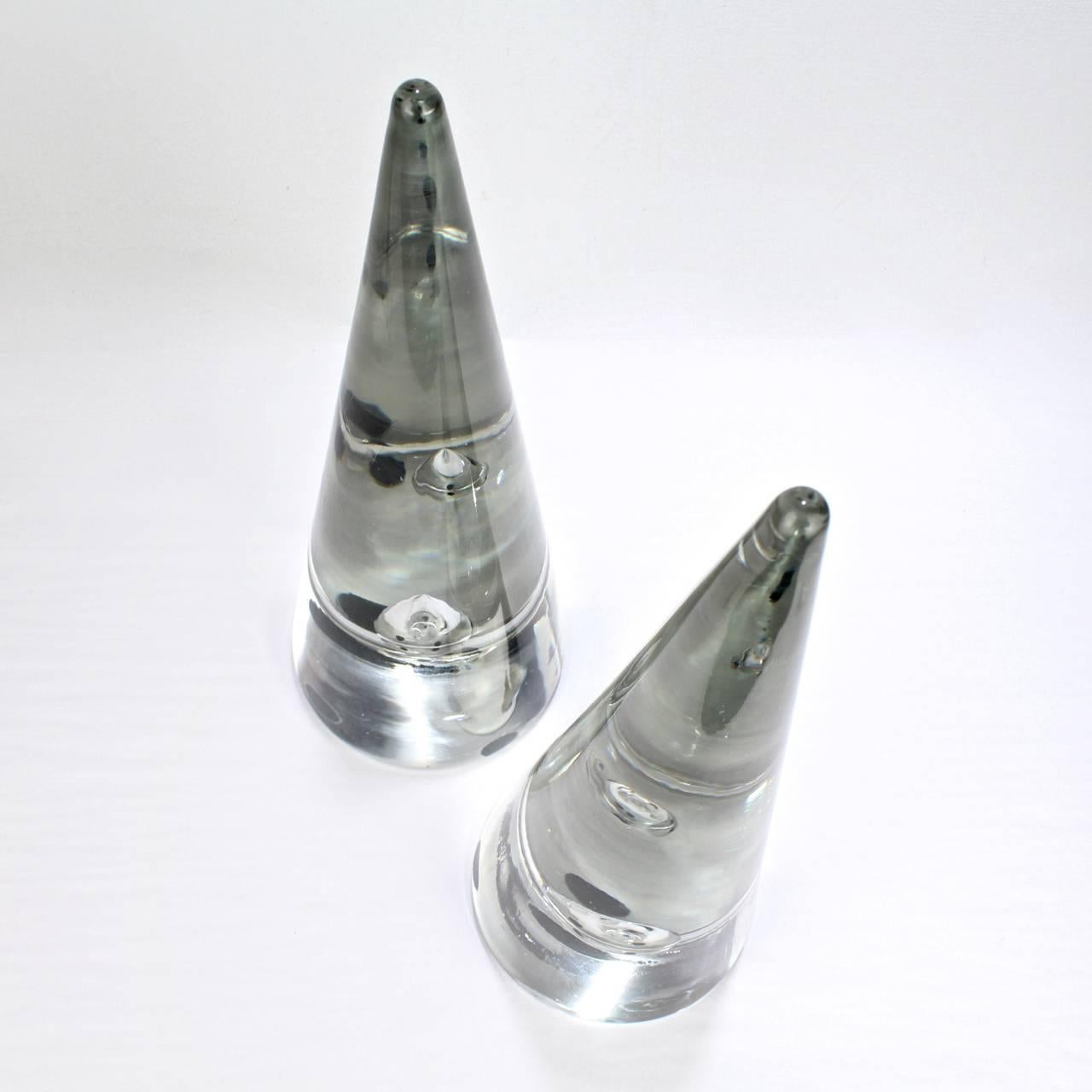 Near Pair of Alfredo Barbini Murano Glass Cones / Obelisks with Captured Bubbles In Good Condition For Sale In Philadelphia, PA