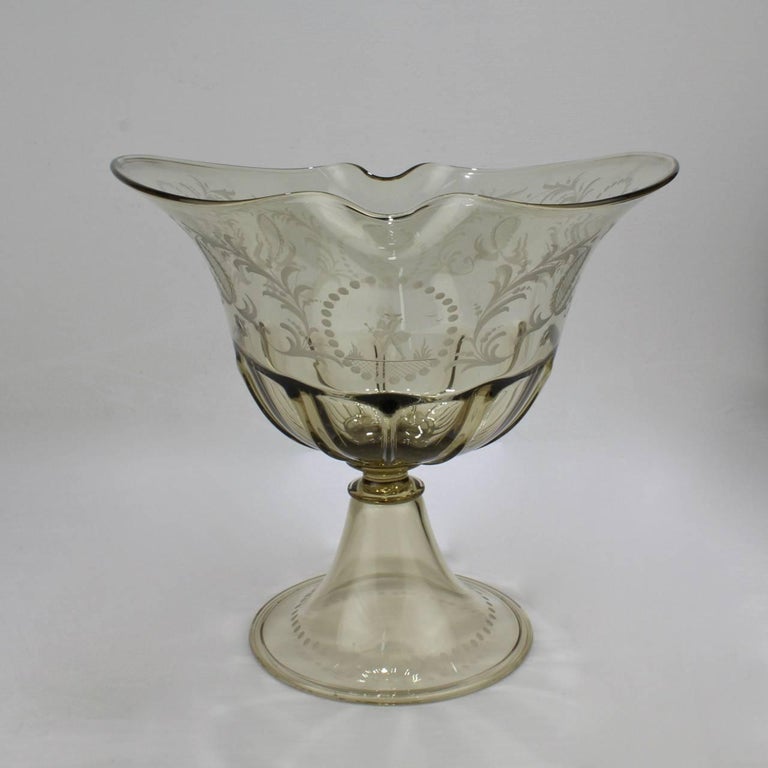 Mid-Century Modern Pauly & Co. Light Amber Etched Venetian Glass Footed Bowl or Table Centrepiece For Sale