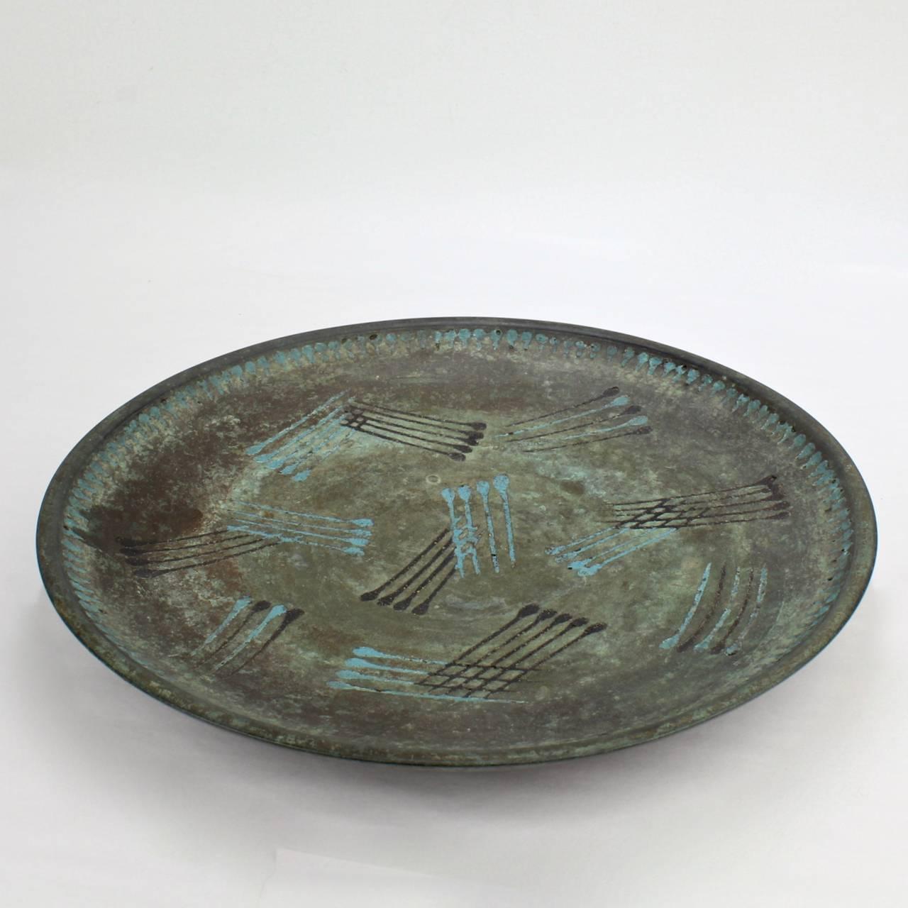 A good Primavera HM Art Deco period plat circulaire.

The round bronze plate has turquoise and black enamel champlevé decoration and a mottled verdigris patina.

The reverse has a Primavera HM mark in relief.

Diameter: circa 10 3/8